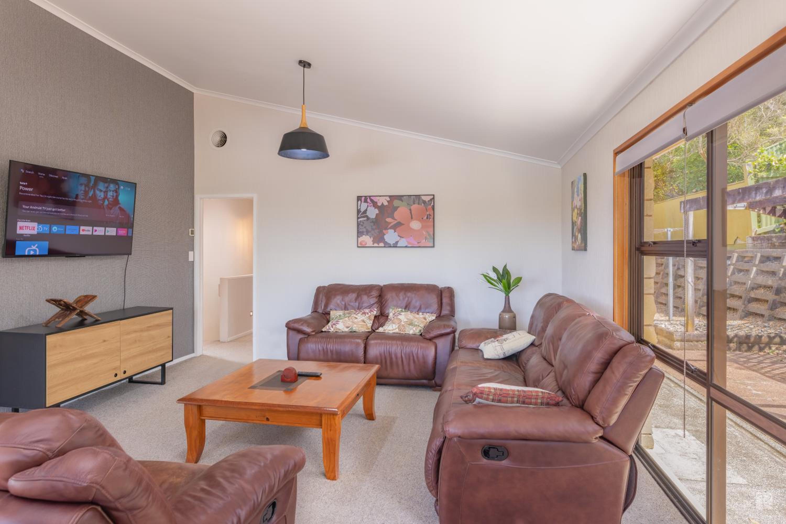 Five-Bedroom House photo 1