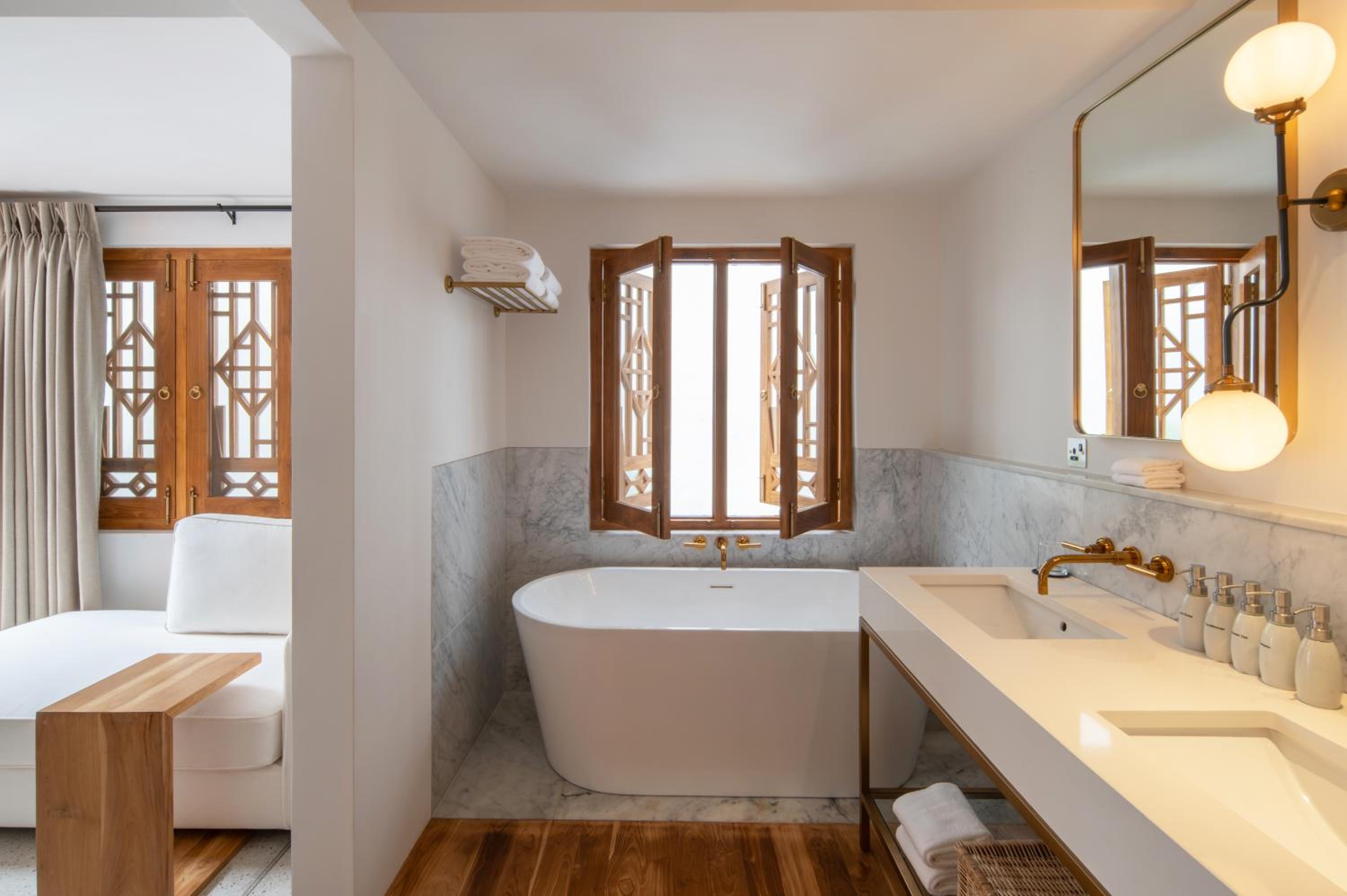 Double Room with Balcony - Photo 3