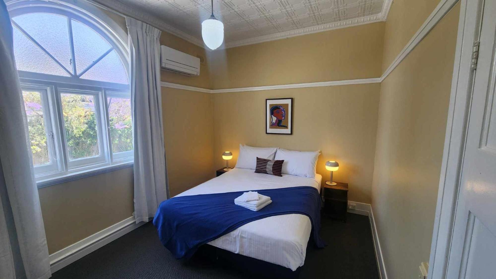 Queen Room photo 2