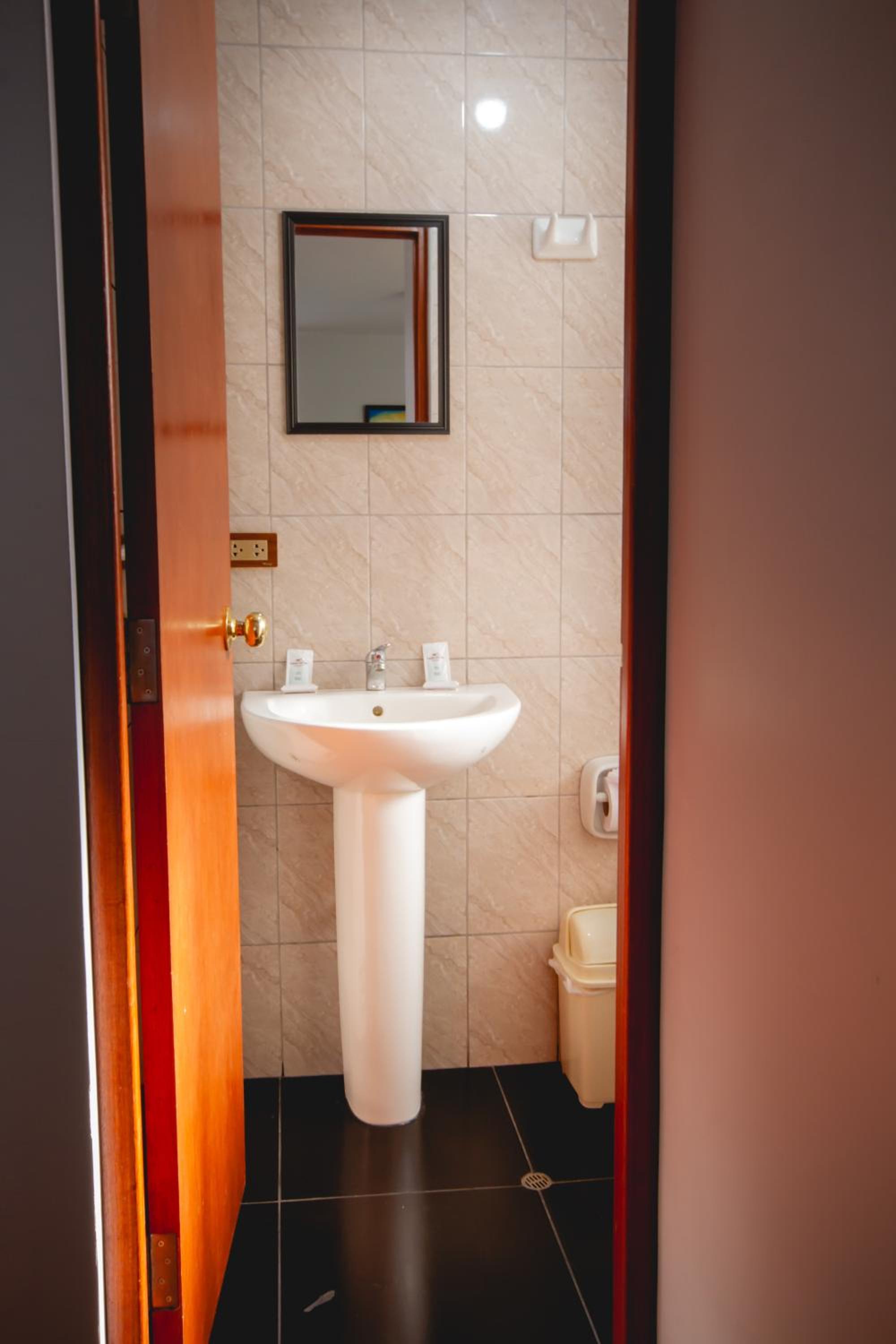 Standard Double Room - Photo 18