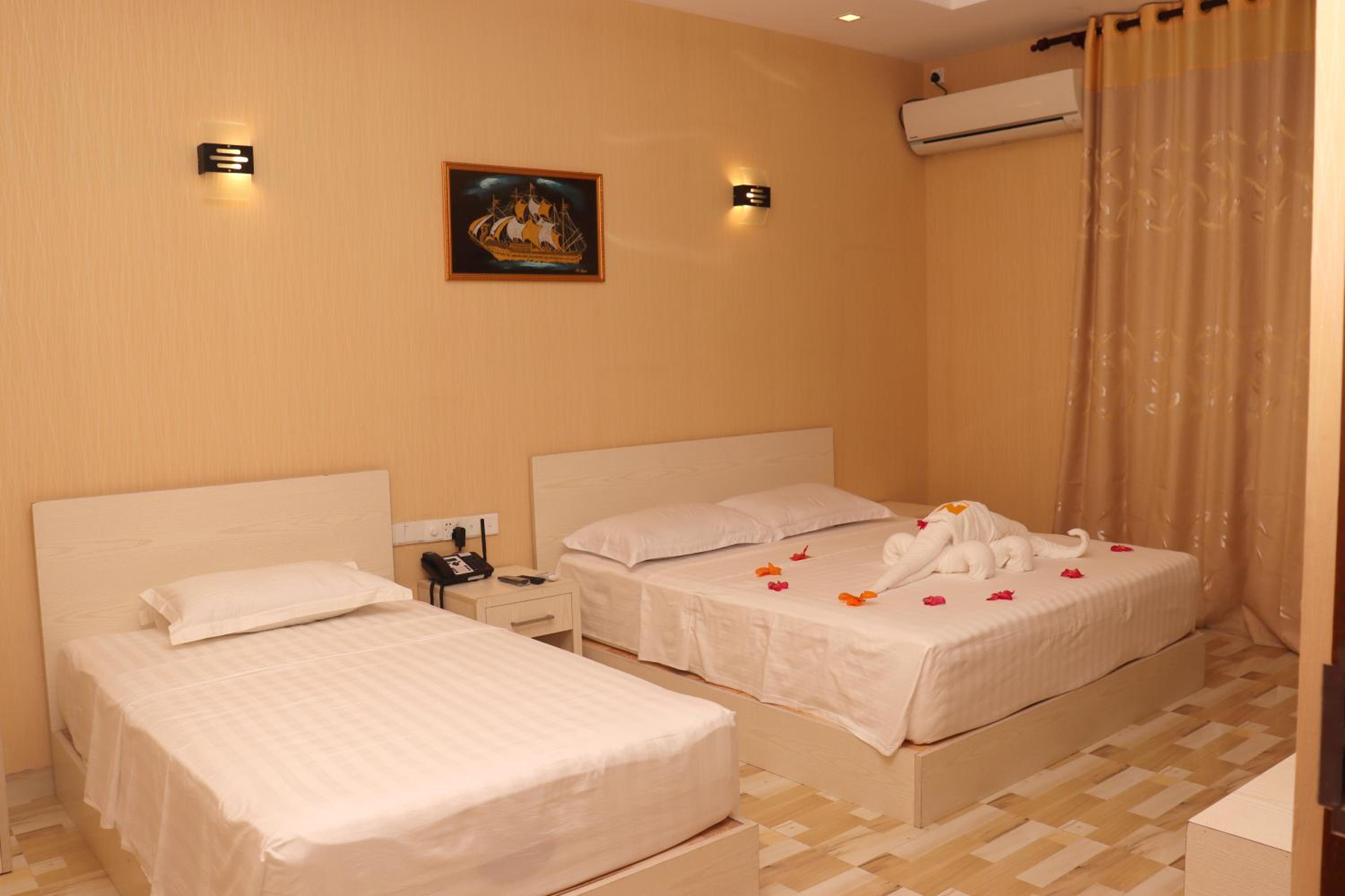Deluxe Triple Room photo 3
