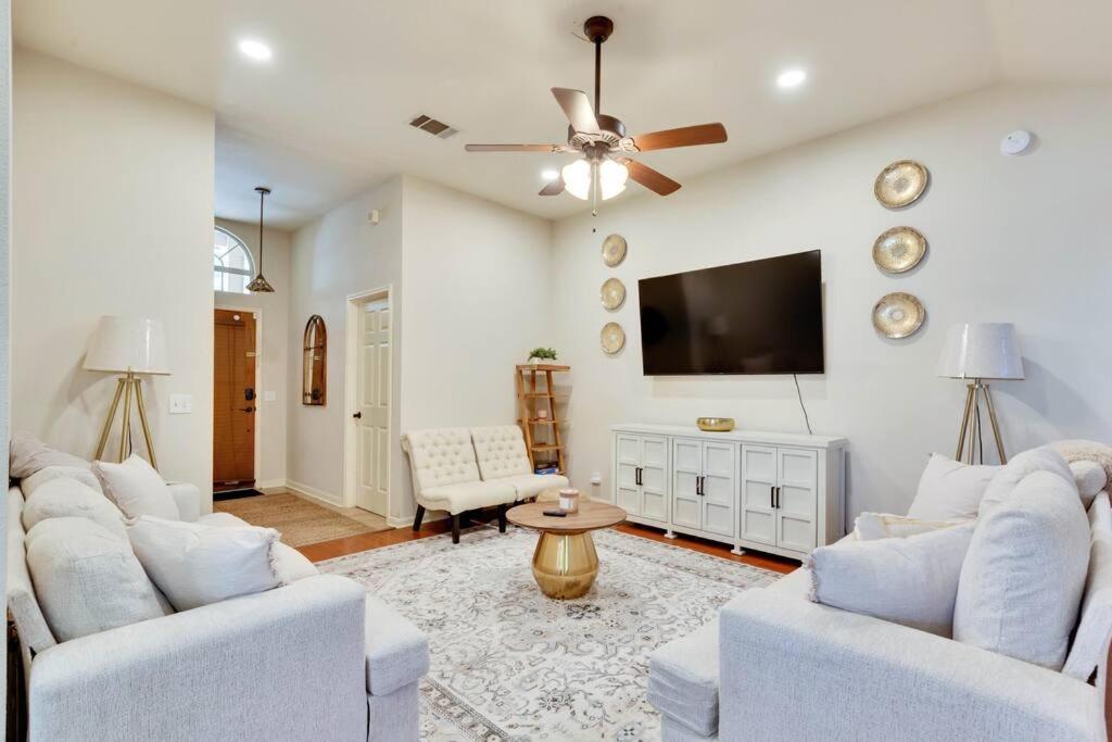 Three-Bedroom House photo 3