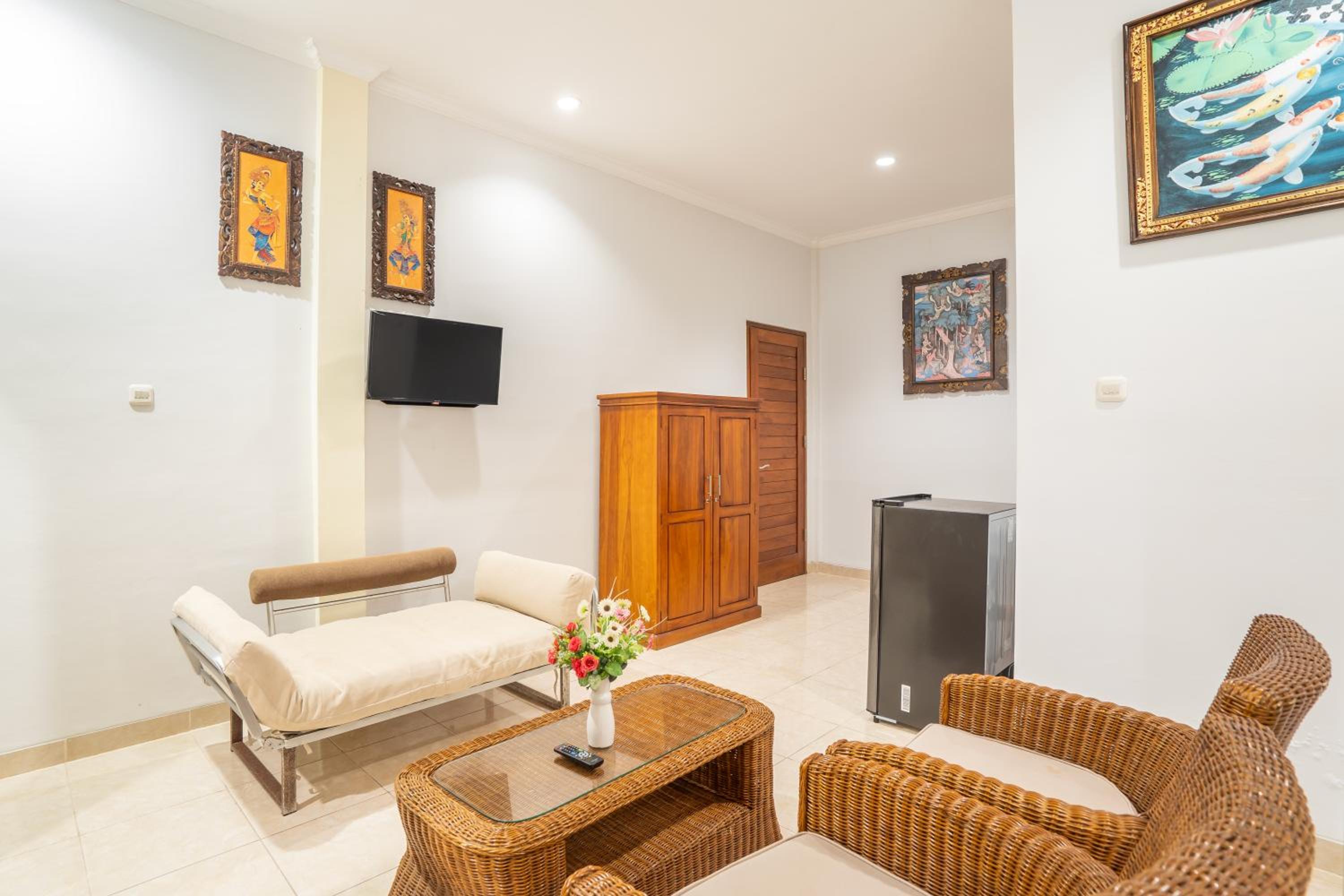 Family Room - Photo 2