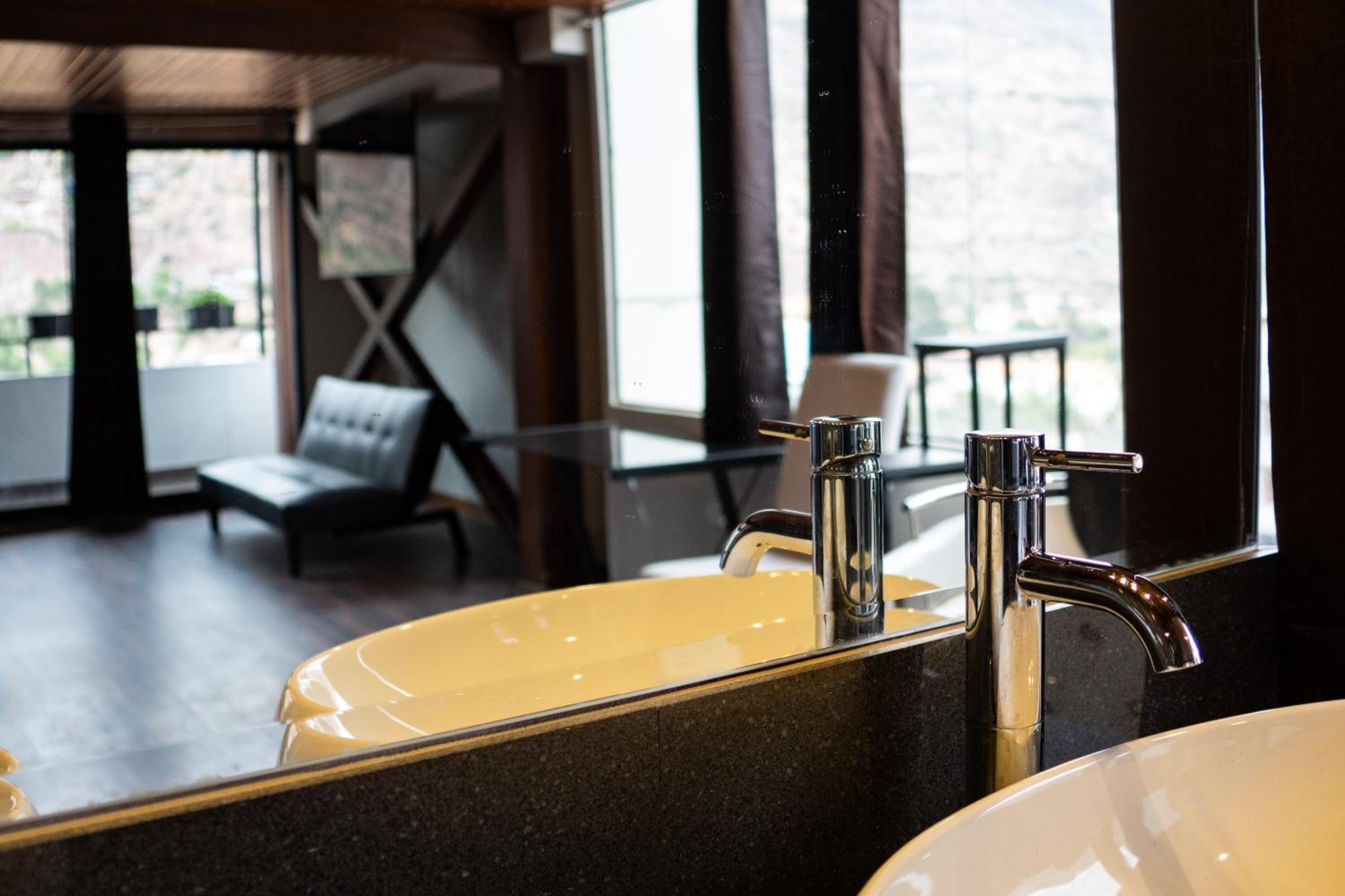 Deluxe Suite with Spa Bath photo 2