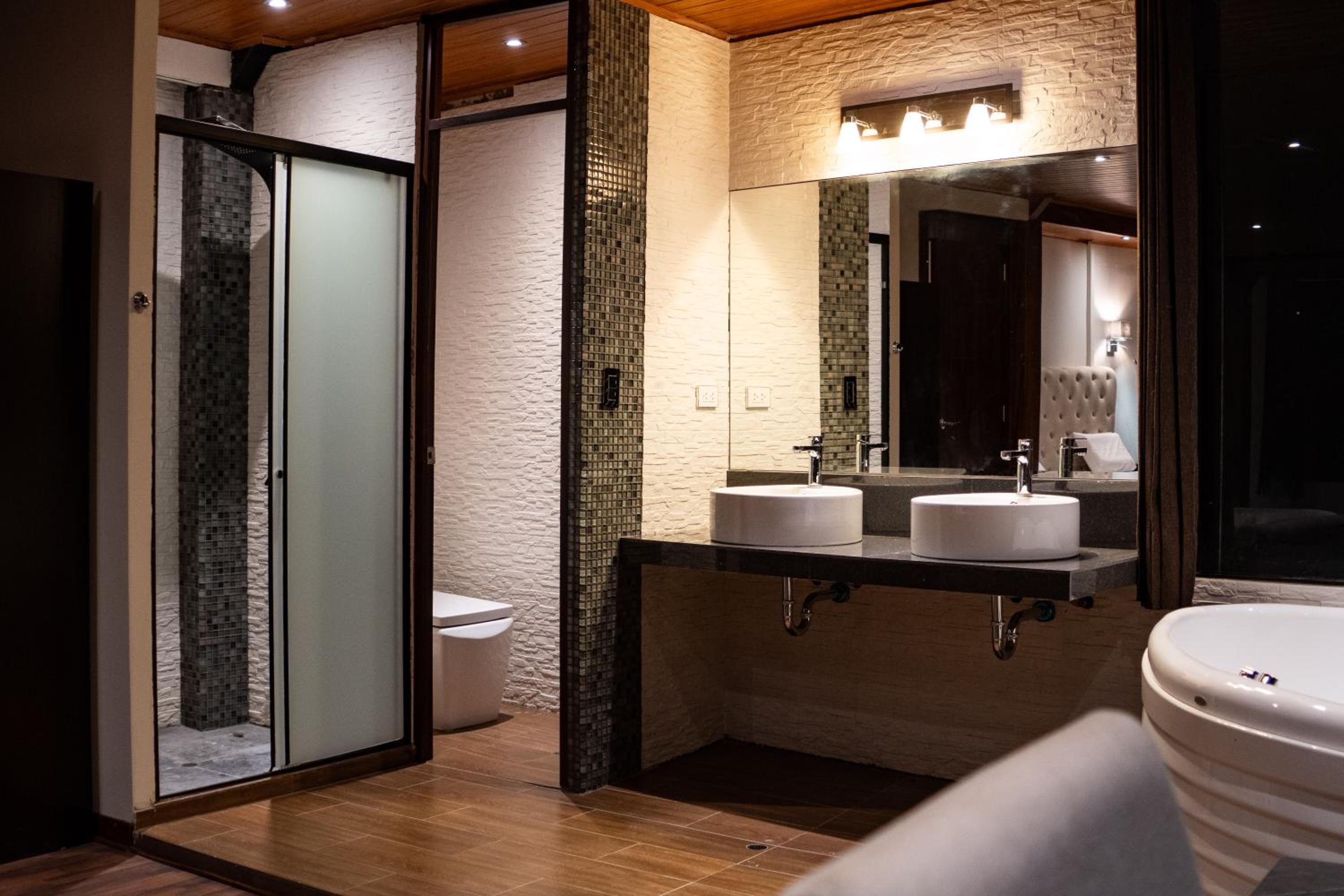 Deluxe Suite with Spa Bath