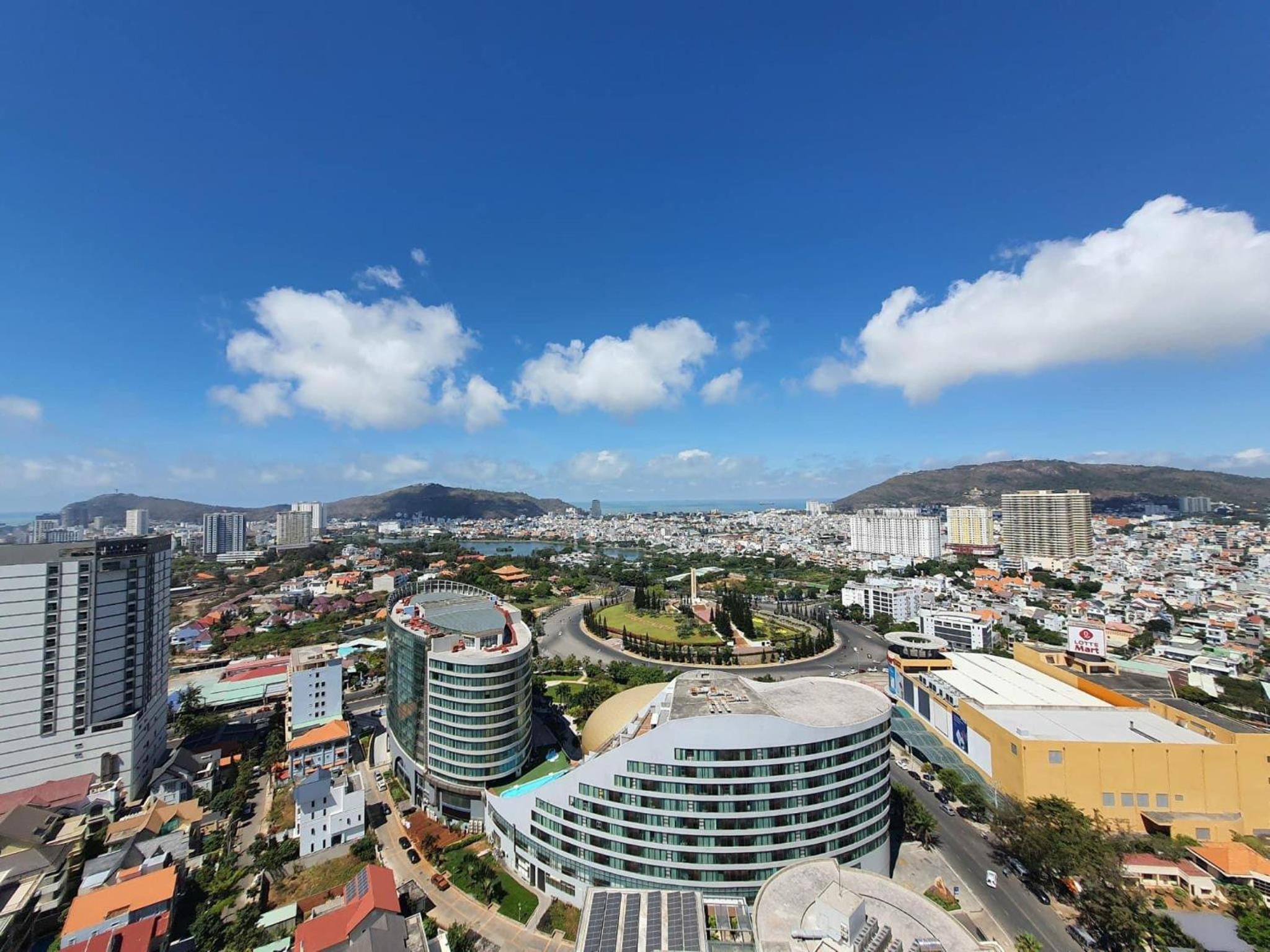 Two-Bedroom Apartment with View - Photo 4