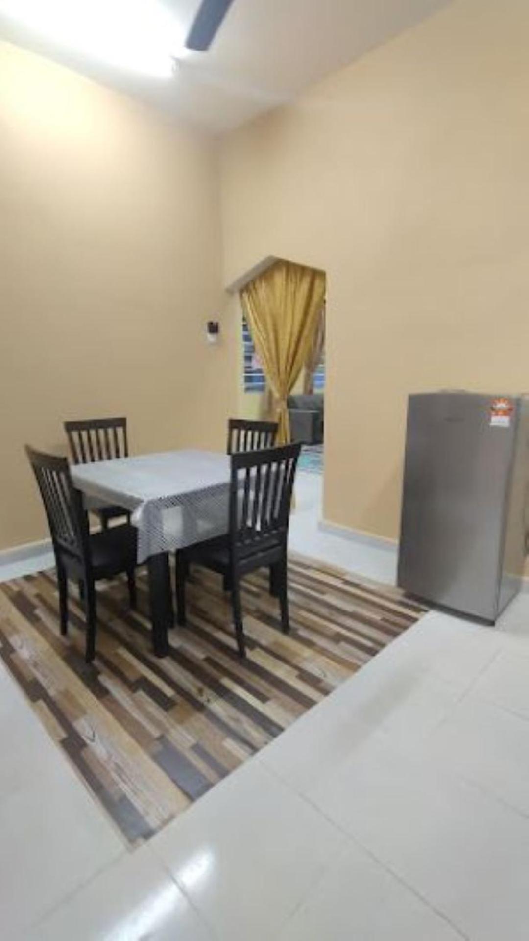 Three-Bedroom House photo 2