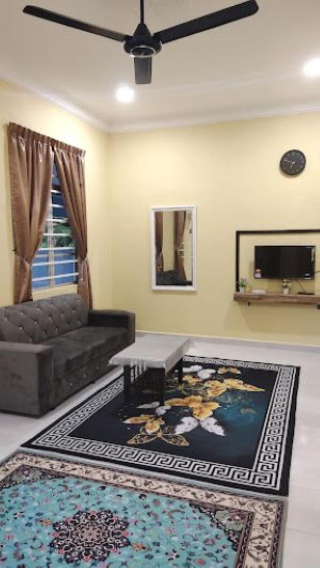 Three-Bedroom House photo 3