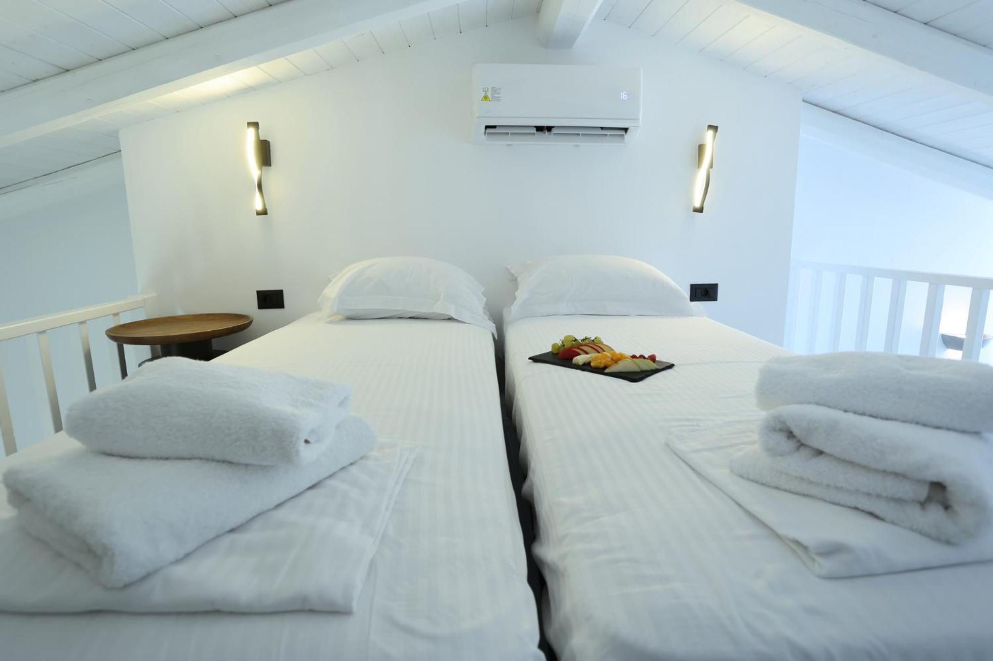 Grand Suite with Loft and Pool View - Photo 8