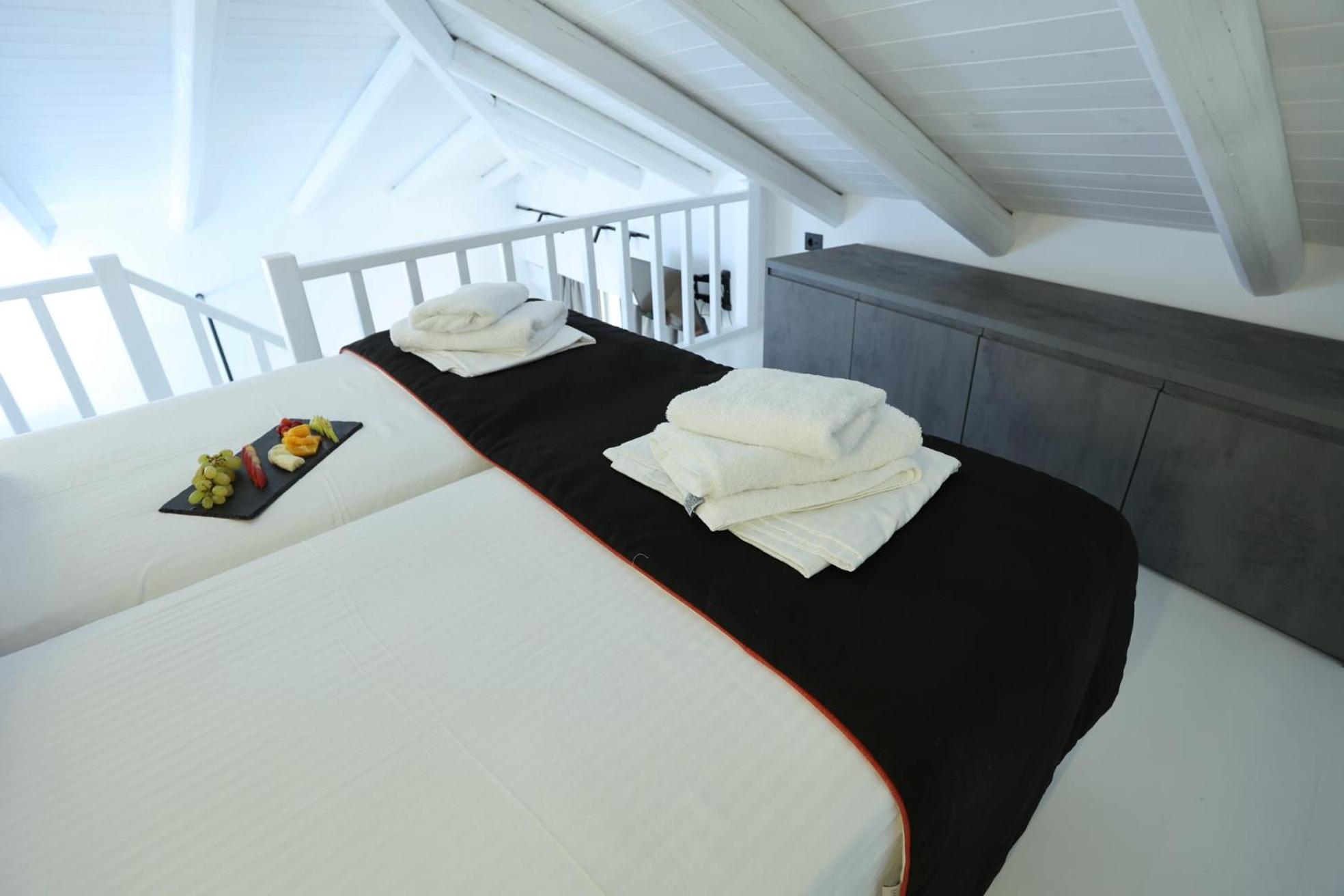 Grand Suite with Loft and Pool View - Photo 4
