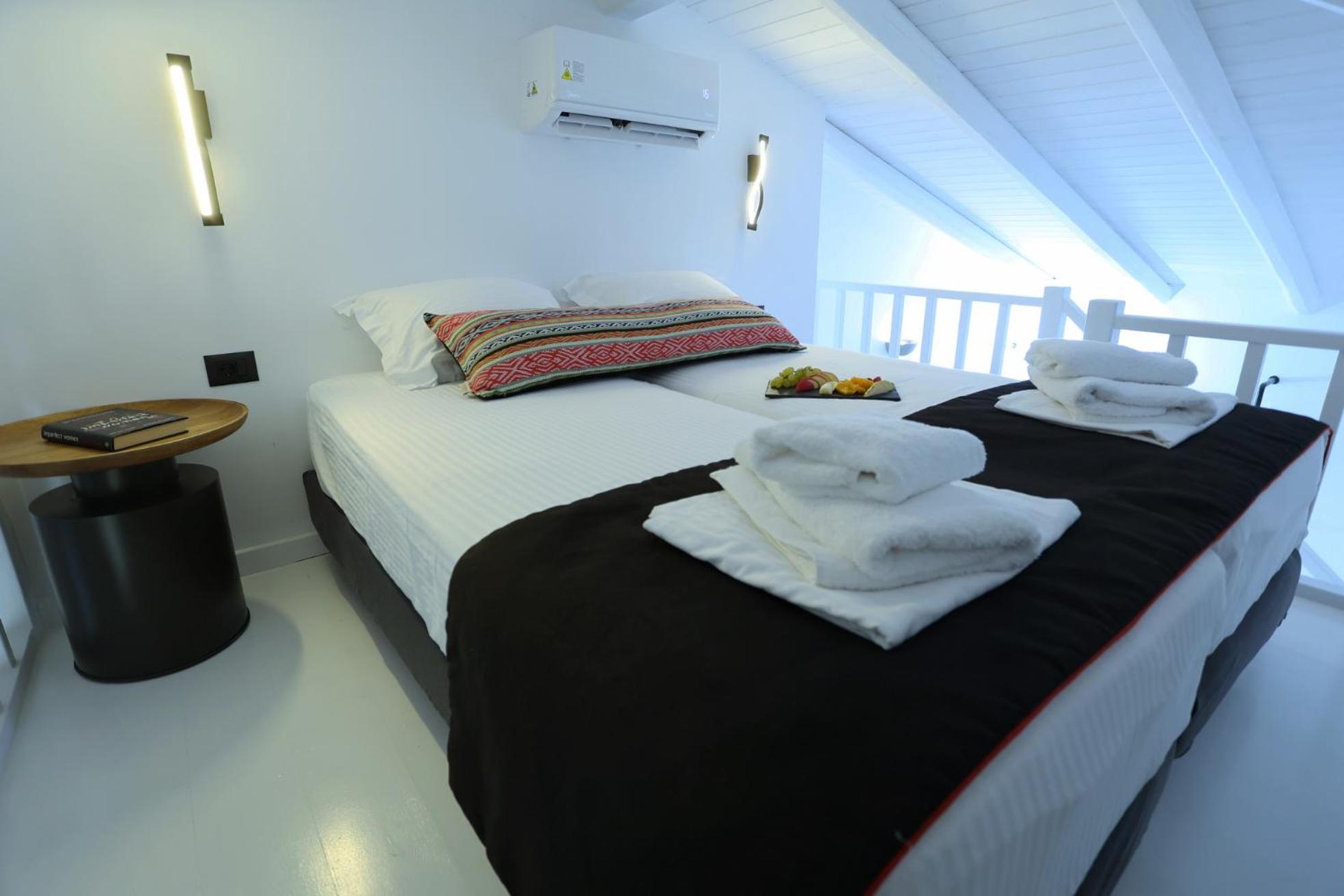 Grand Suite with Loft and Pool View - Photo 3