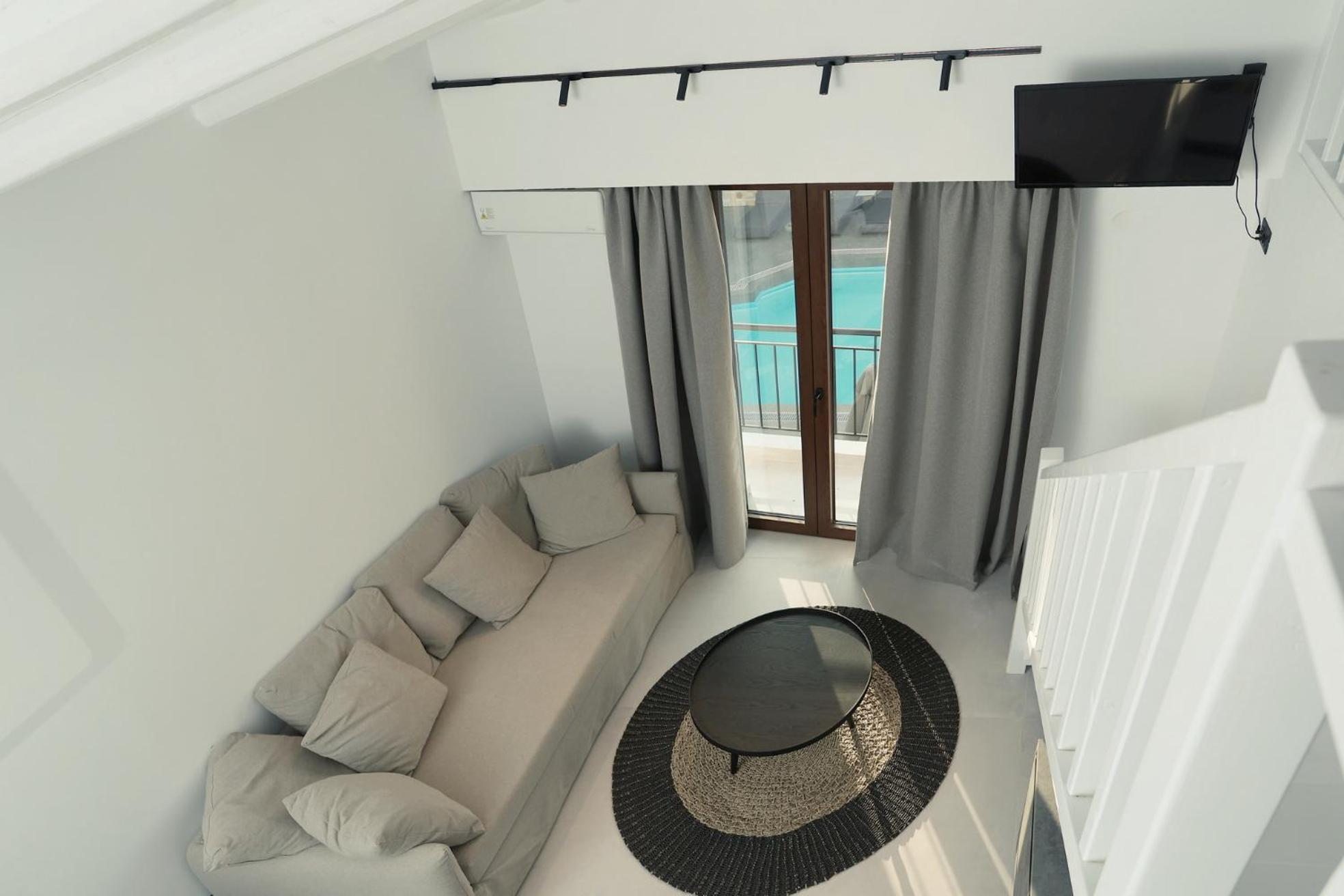 Grand Suite with Loft and Pool View - Photo 5