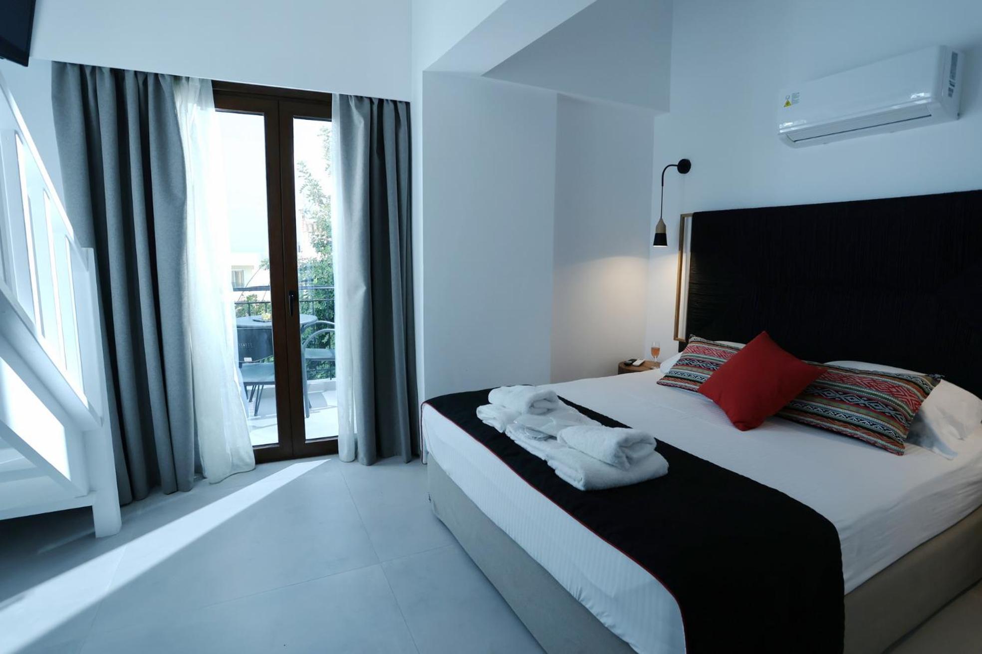 Grand Suite with Loft and Pool View - Photo 6