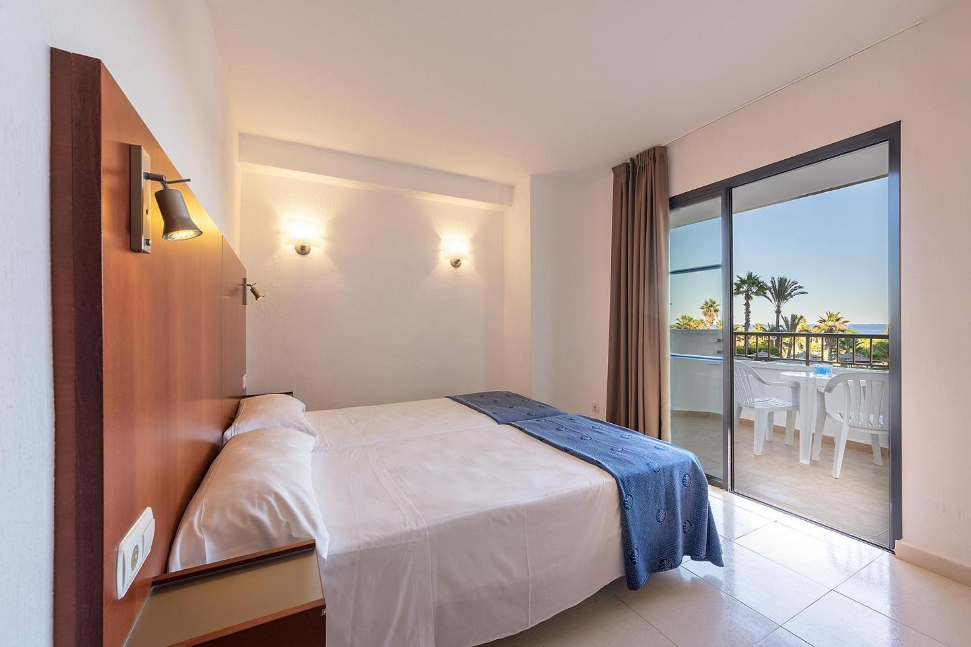 Twin Room with Sea View - Photo 11