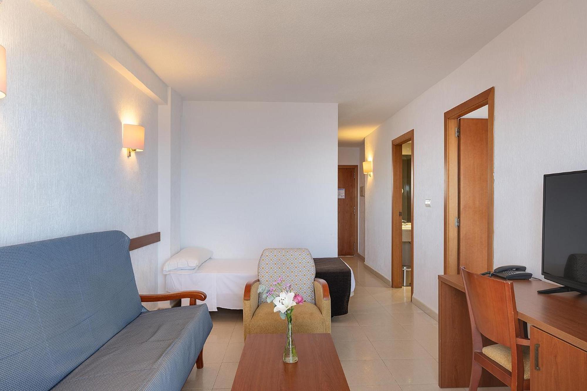 Twin Room with Sea View - Photo 16