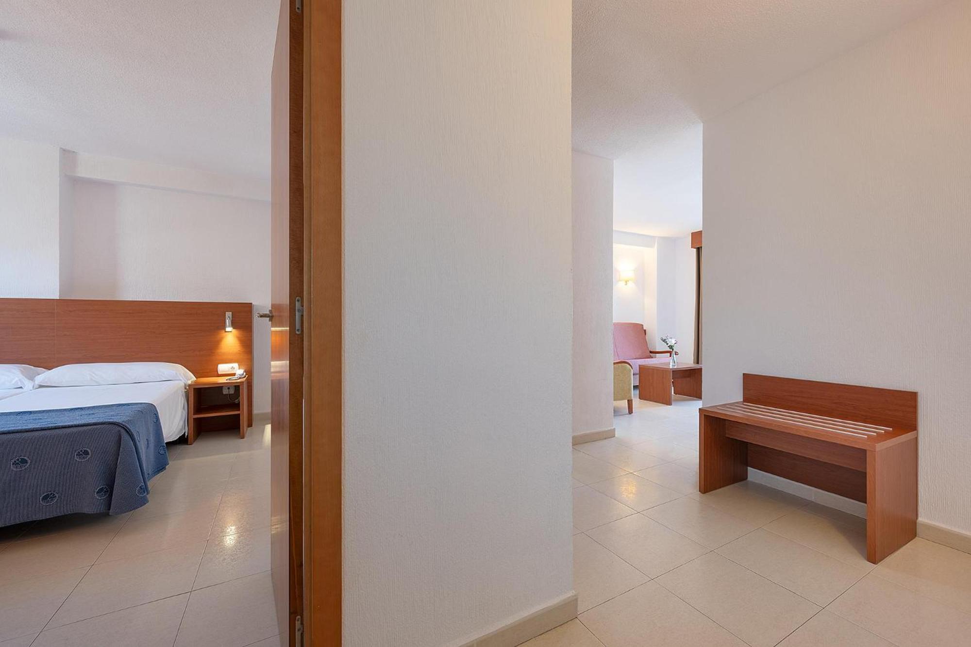 Family Room with Sea View (2 Adults + 2 Children) - Photo 8