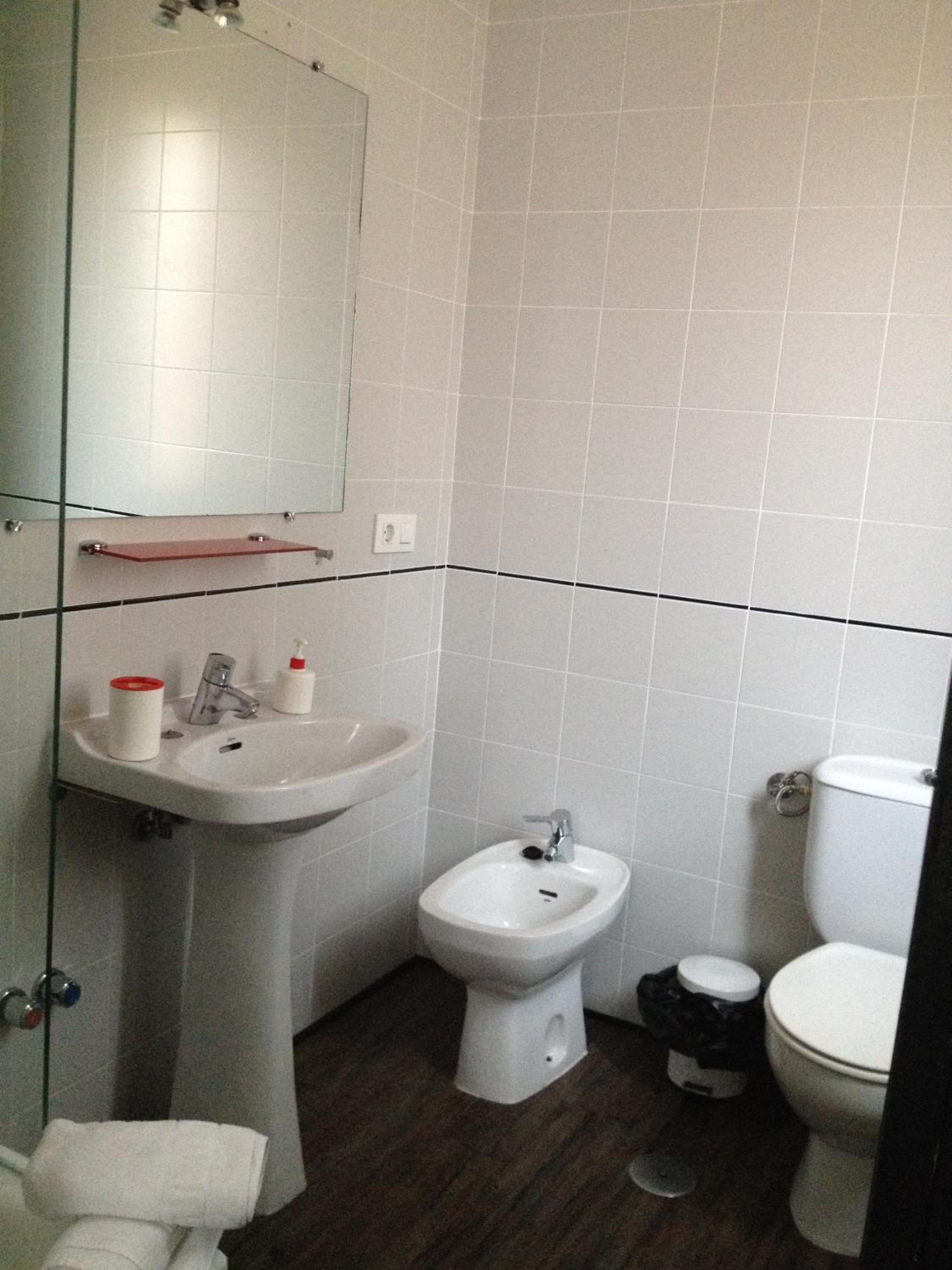 Family Room with Private Bathroom - Photo 2