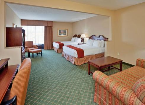 One-Bedroom Queen Suite