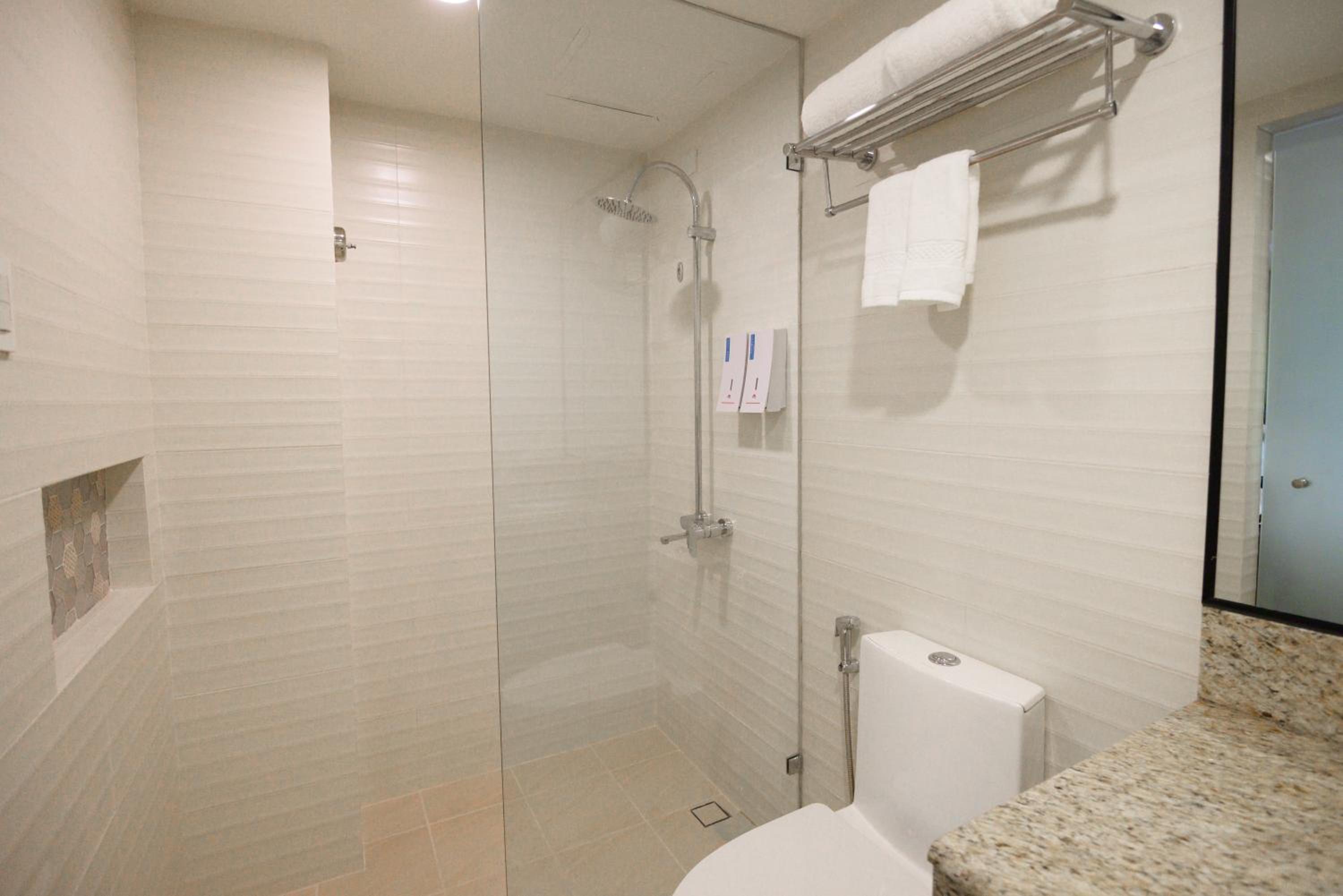 Premier Double Room with Two Double Beds - Non-Smoking - Photo 4