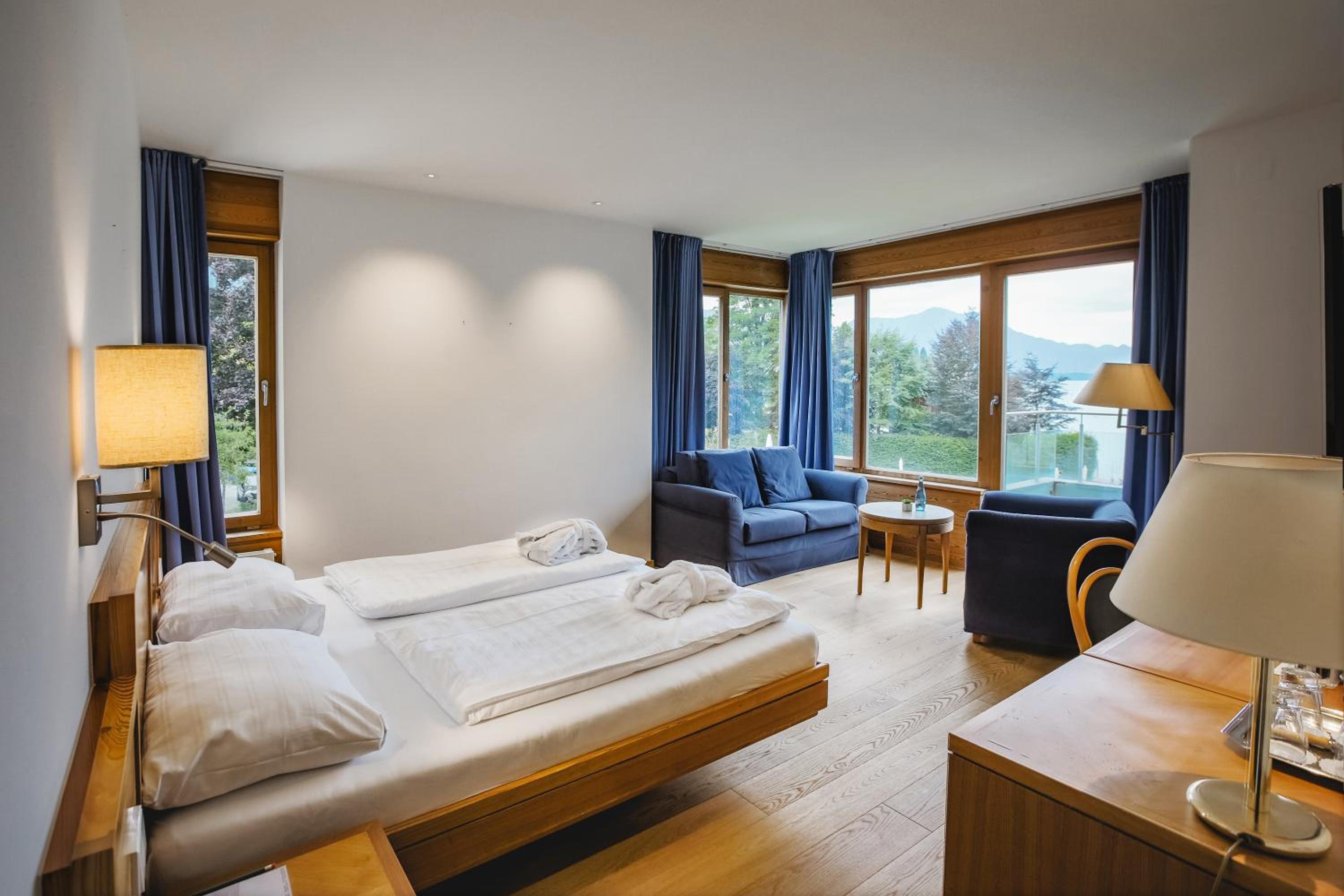 Double Room with Lake View and Balcony - Photo 1