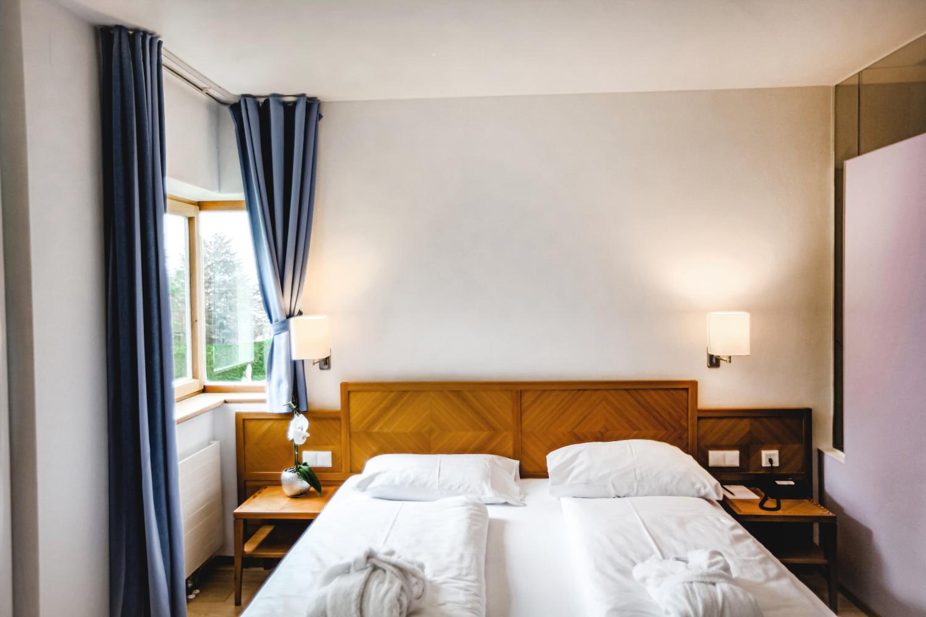 Double Room with Lake View - Photo 9