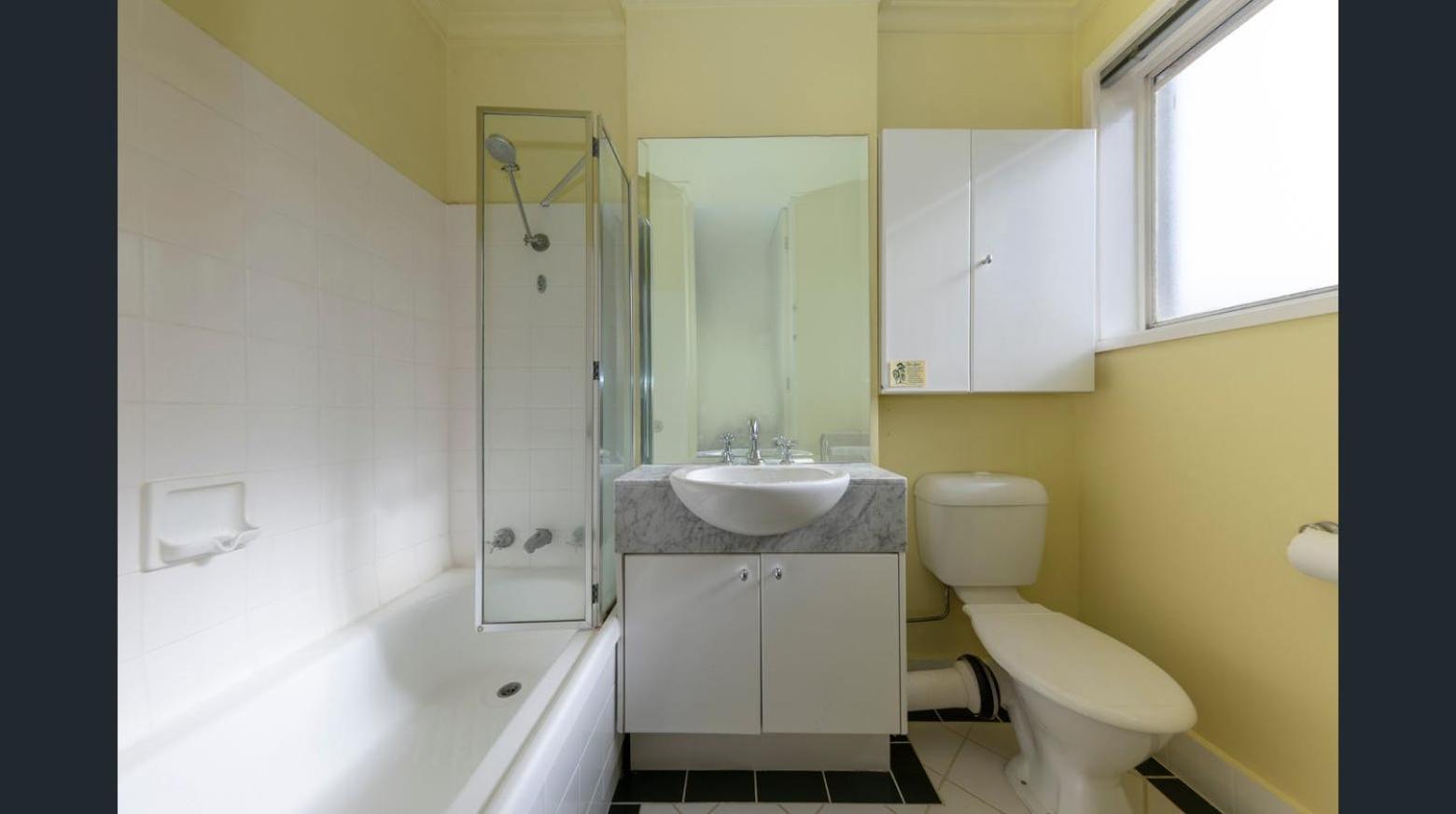 Studio Apartment King Bed - Photo 4