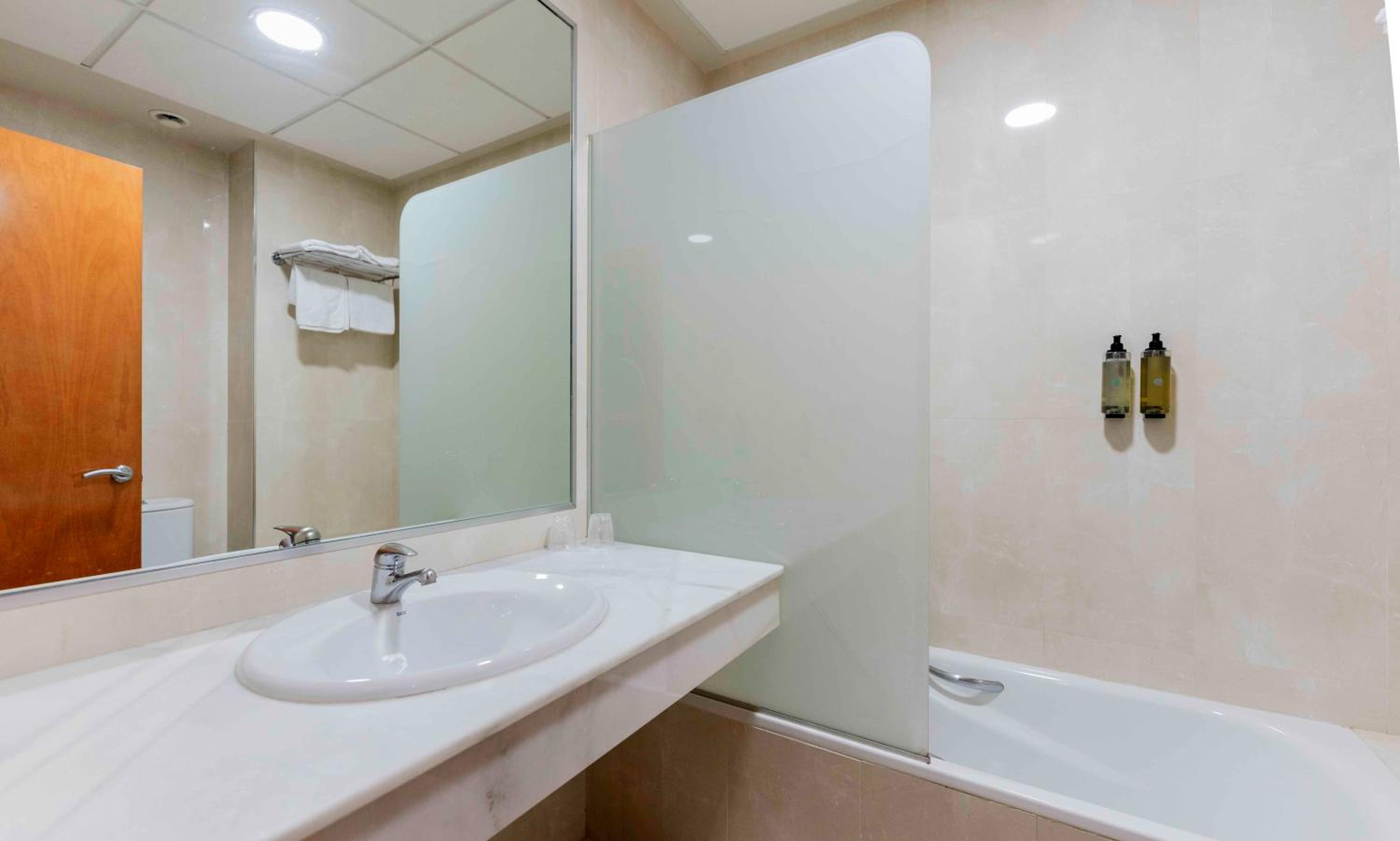 Double or Twin Room - Photo 4