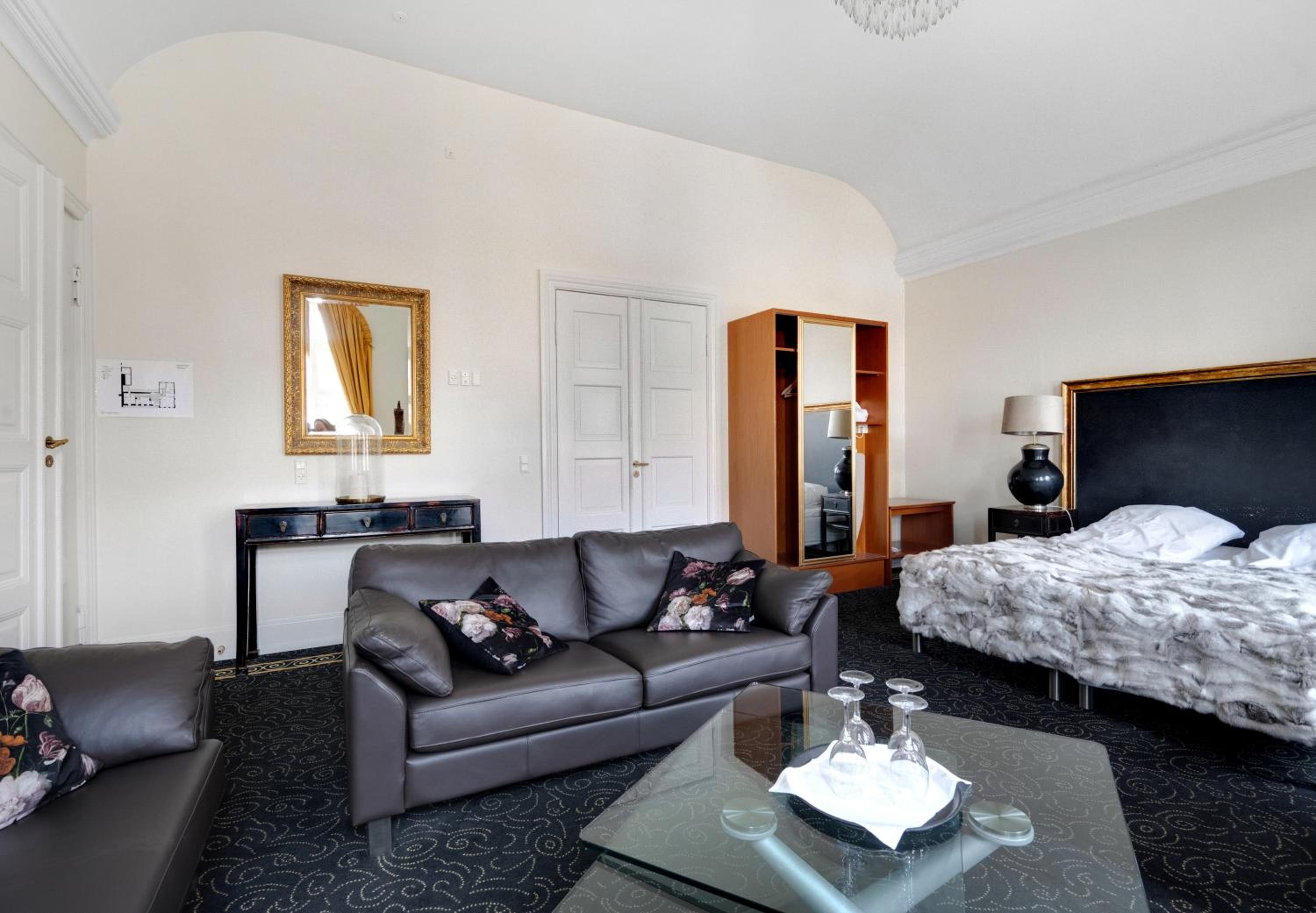 Suite - Main Building thumbnail 5