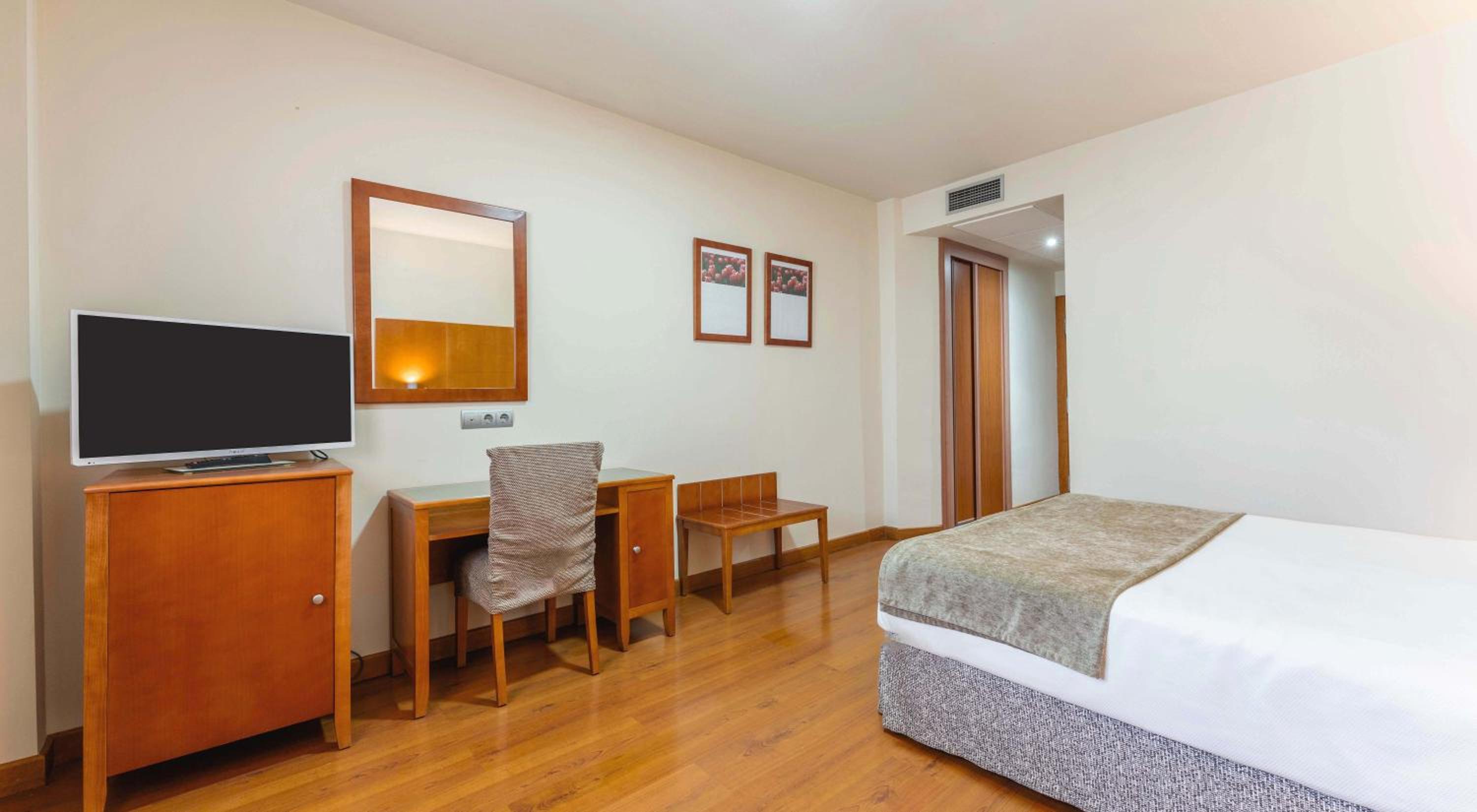Double or Twin Room - Photo 2