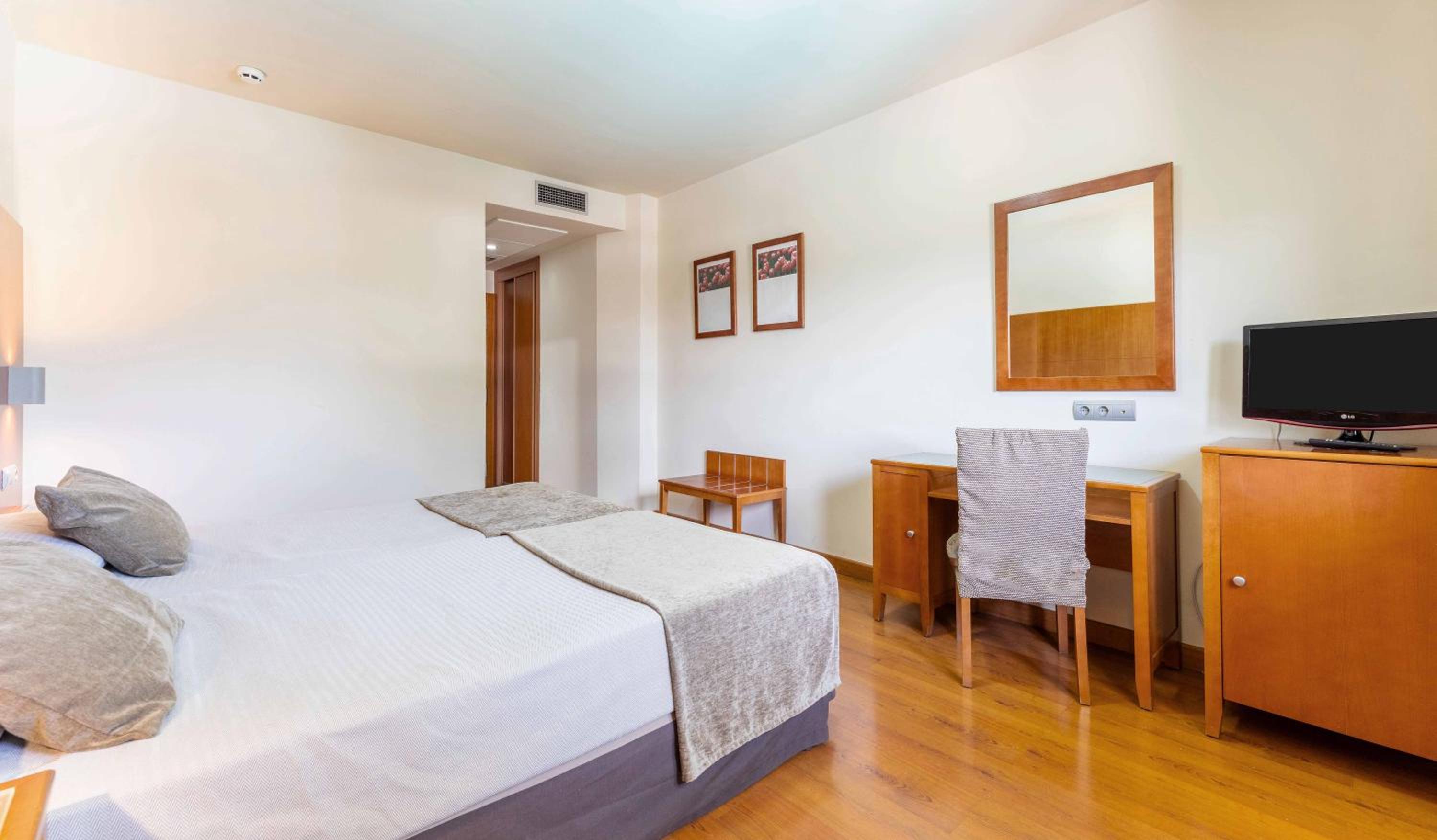 Double or Twin Room - Photo 8