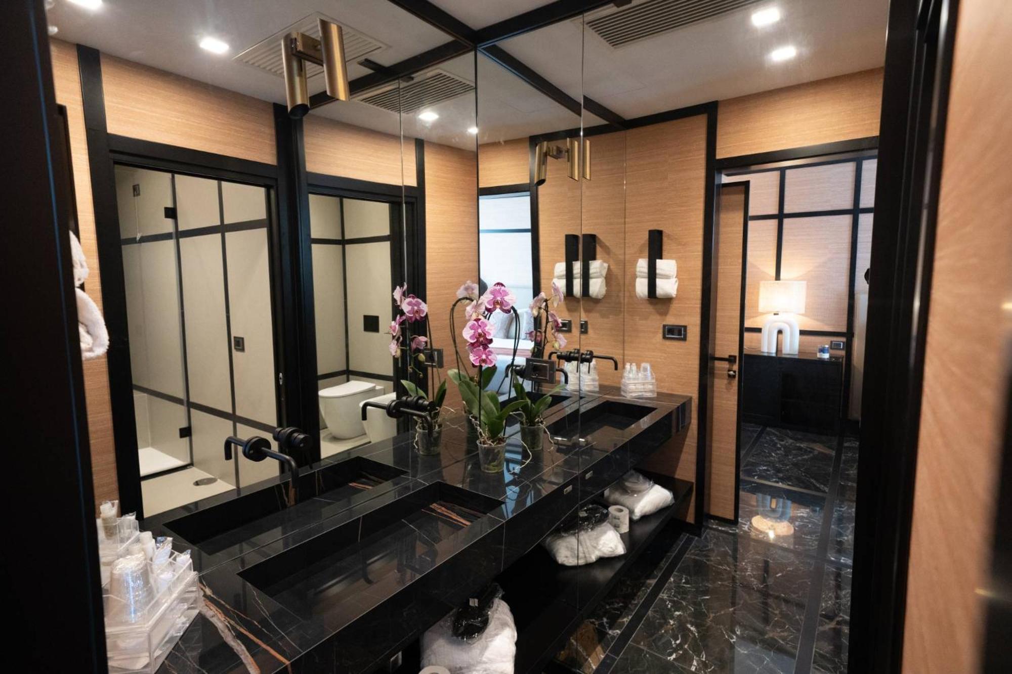 Executive Suite - Photo 19