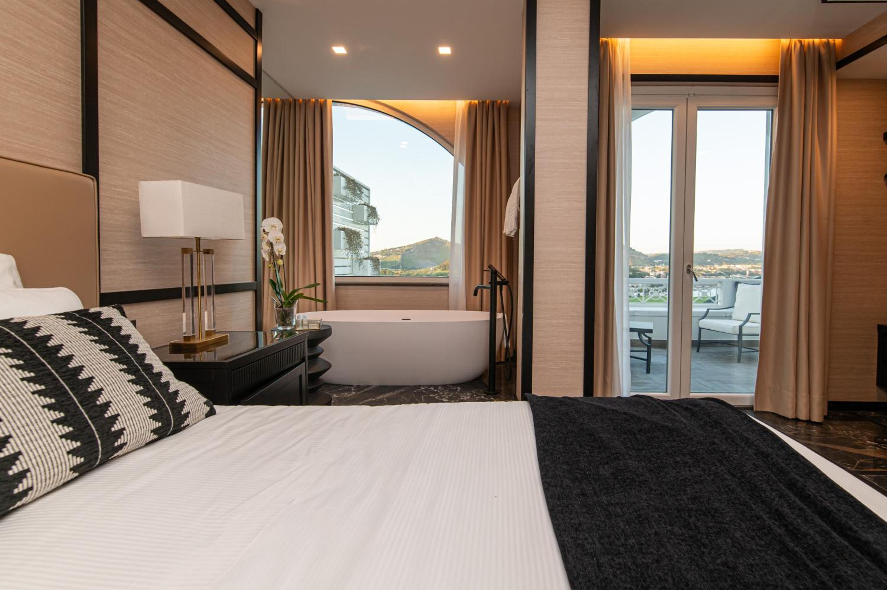 Executive Suite with Bathtub - Photo 3