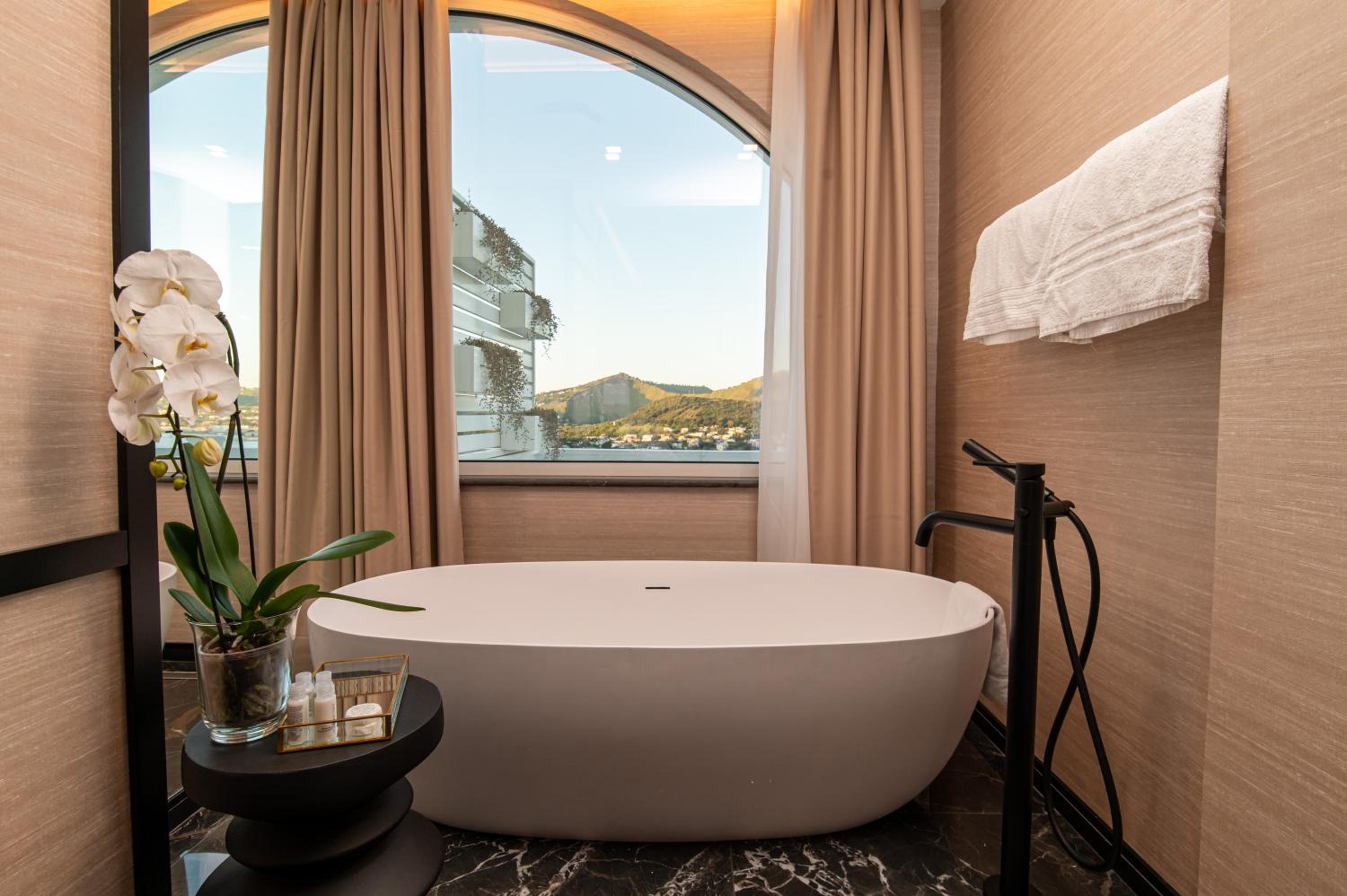 Executive Suite with Bathtub - Photo 2
