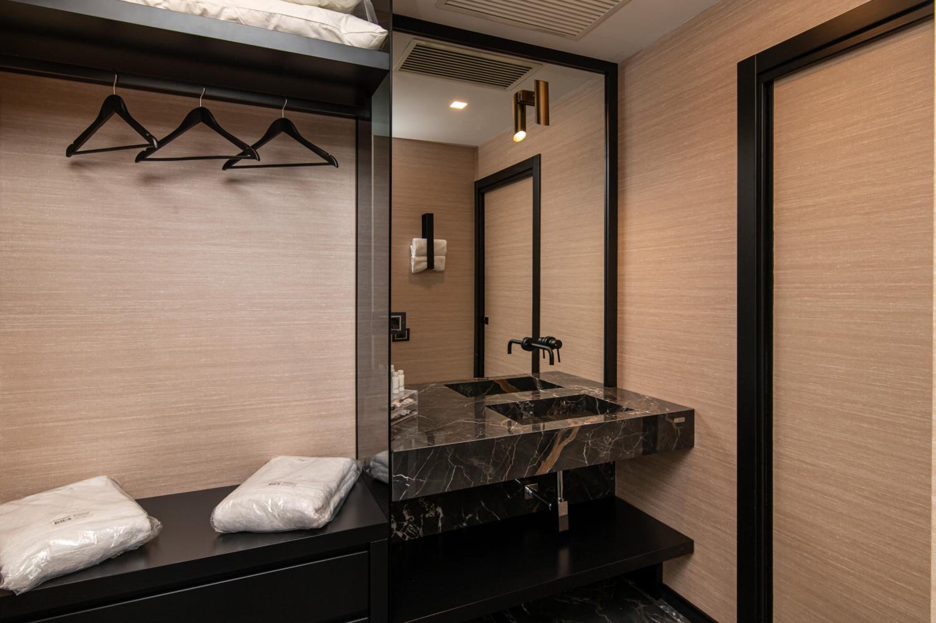 Executive Suite with Bathtub - Photo 5