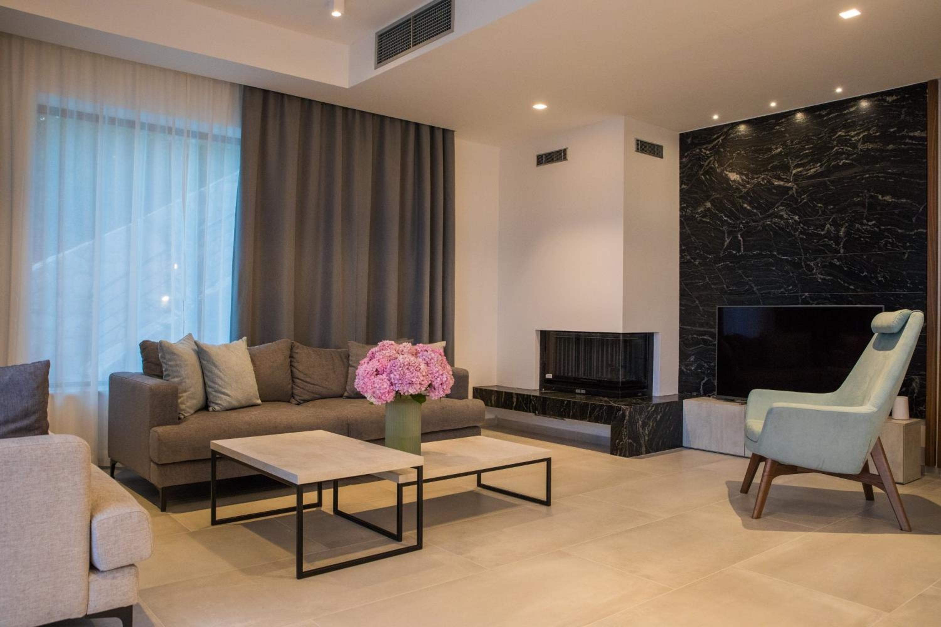 Five-Bedroom Villa photo 1