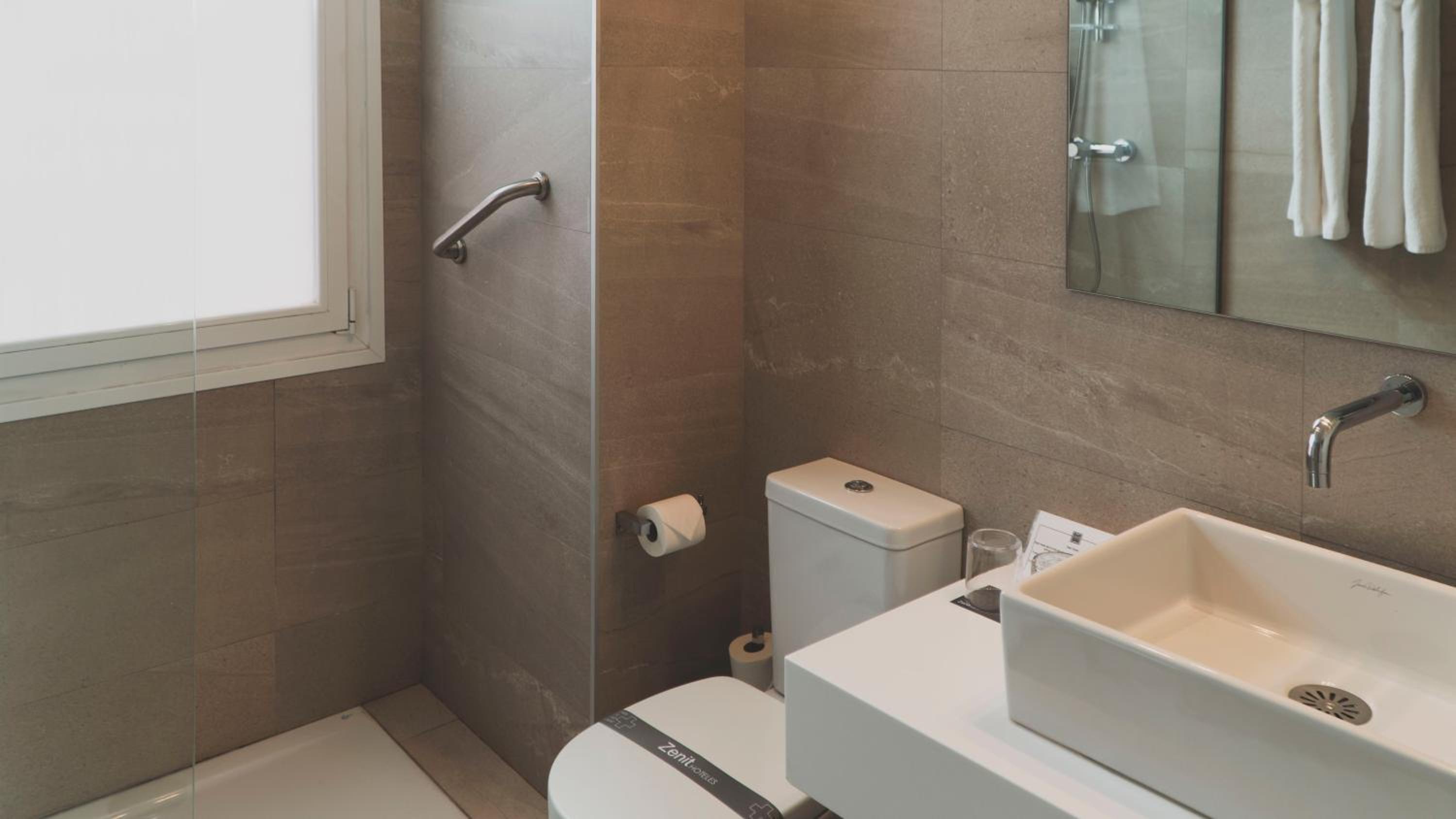 Double or Twin Room - Photo 12