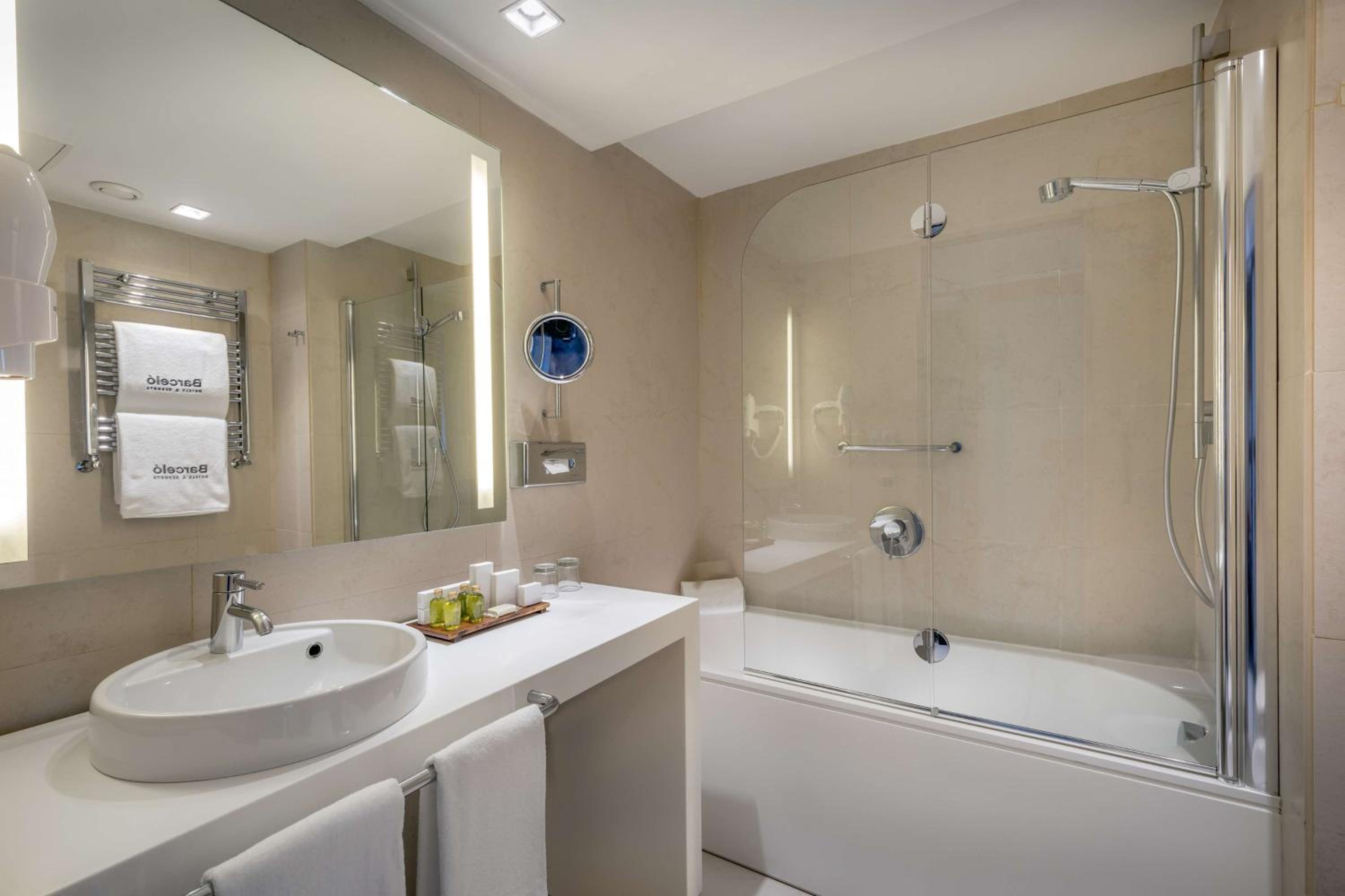 Double Room + Extra bed (2 Adults +1 Child) - Photo 3