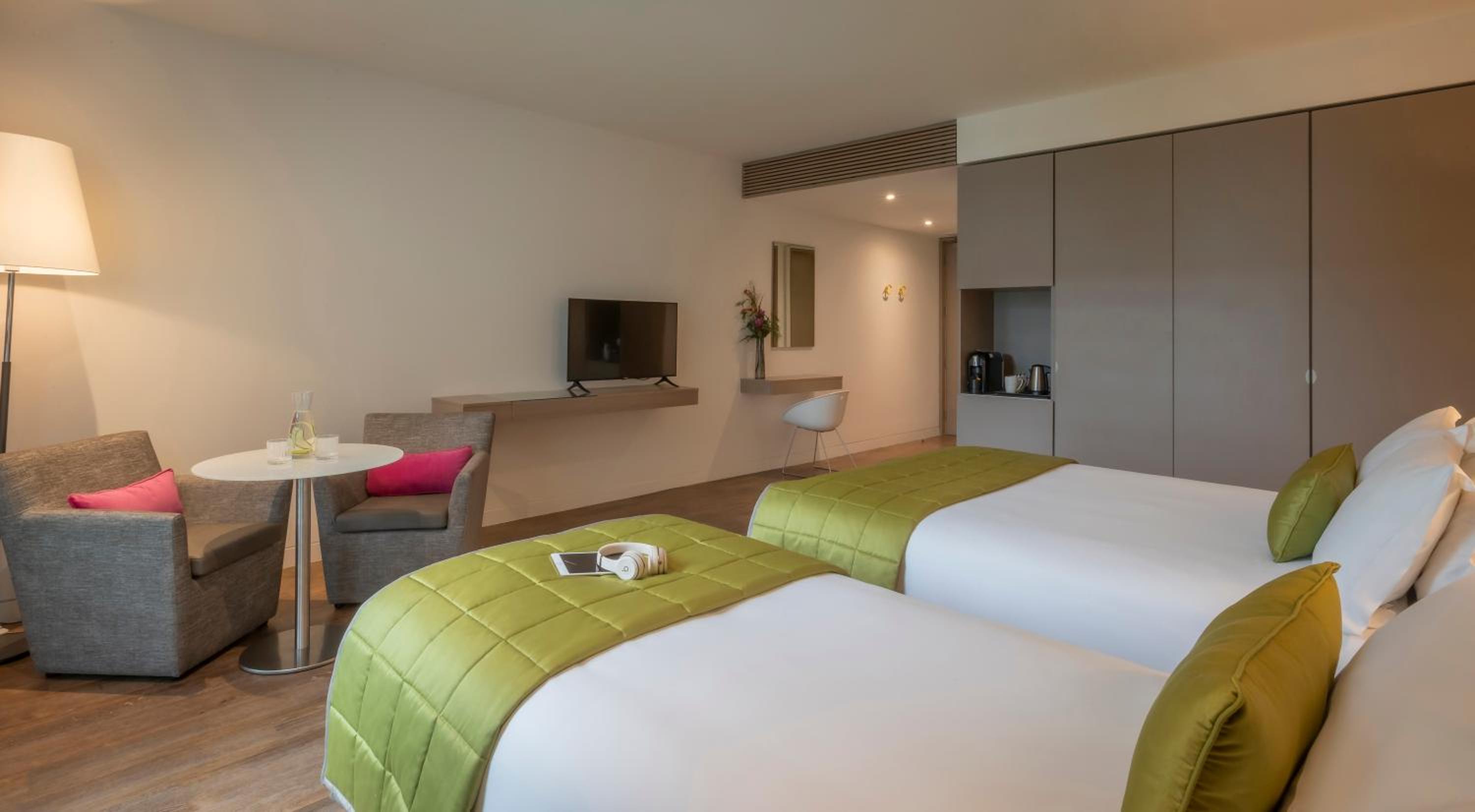Superior Twin Room thumbnail 5