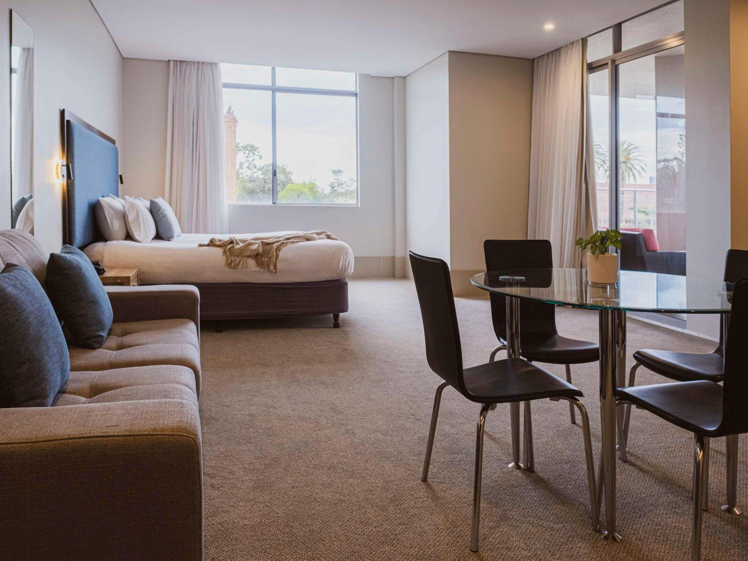 King Room with Spa and Balcony - Photo 5