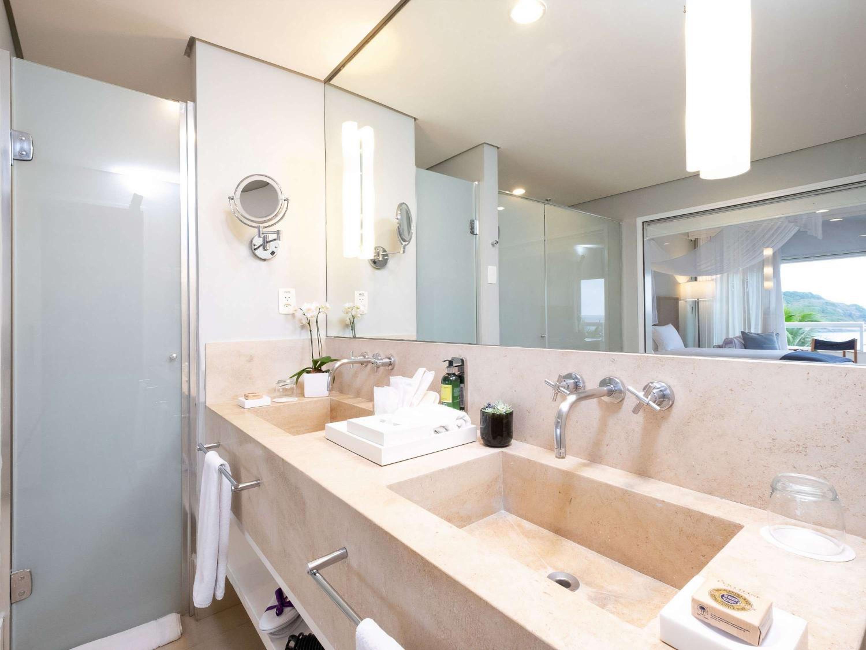 Luxury King Suite with Balcony and Sea View photo 3