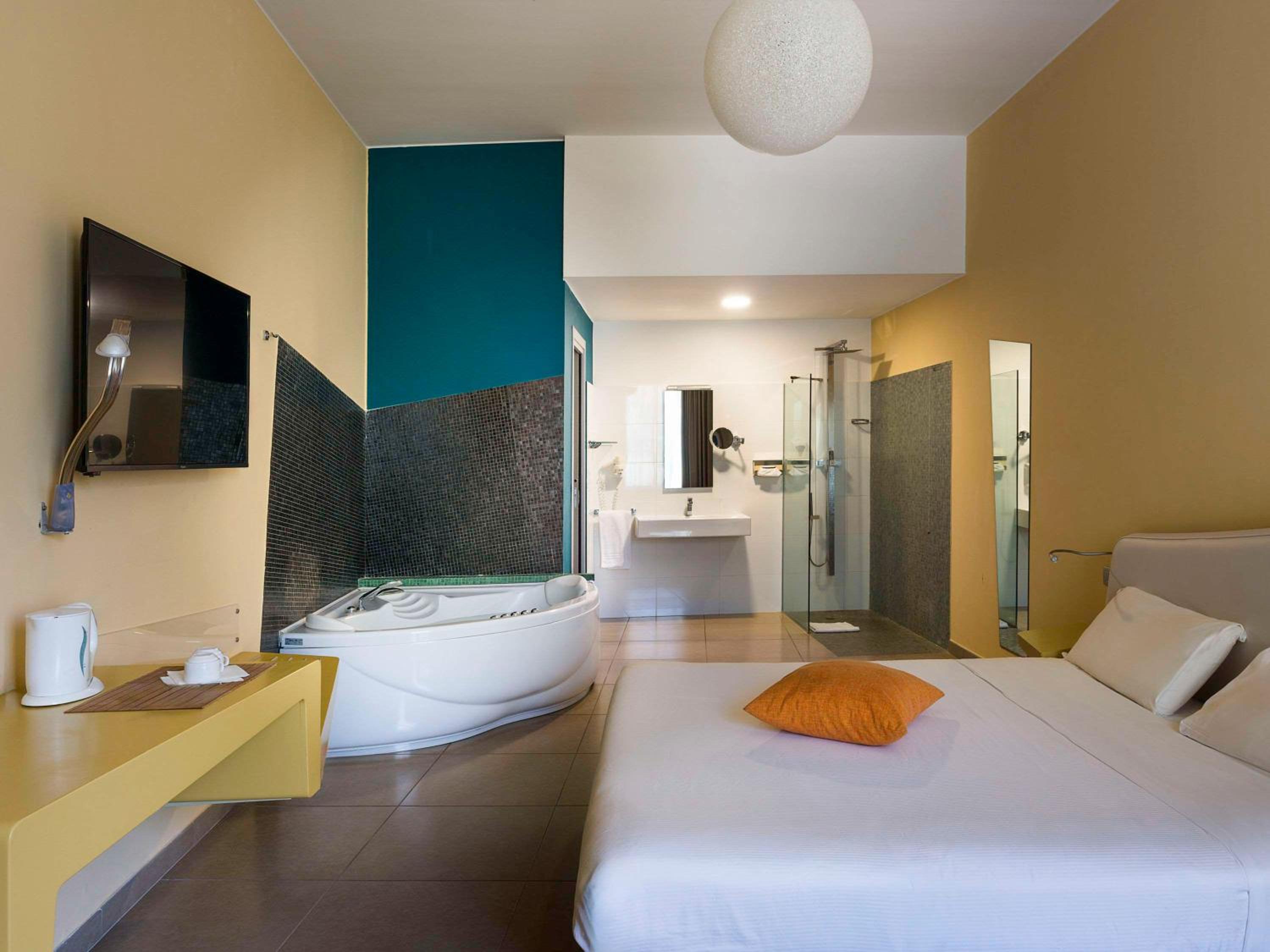 Superior Room with One King Bed, Spa Bath and View - Photo 2