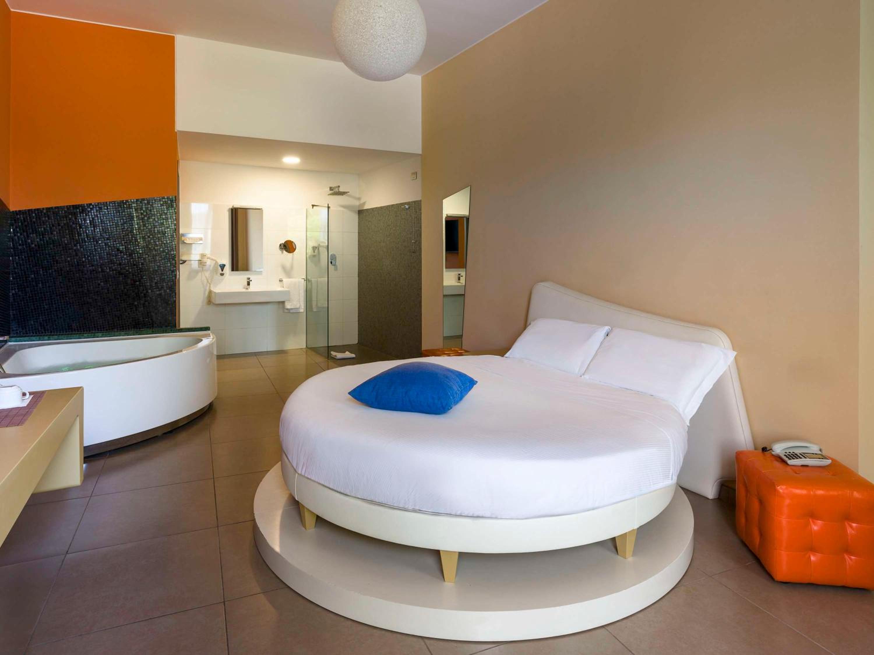 Superior Room with One King Bed, Spa Bath and View - Photo 8