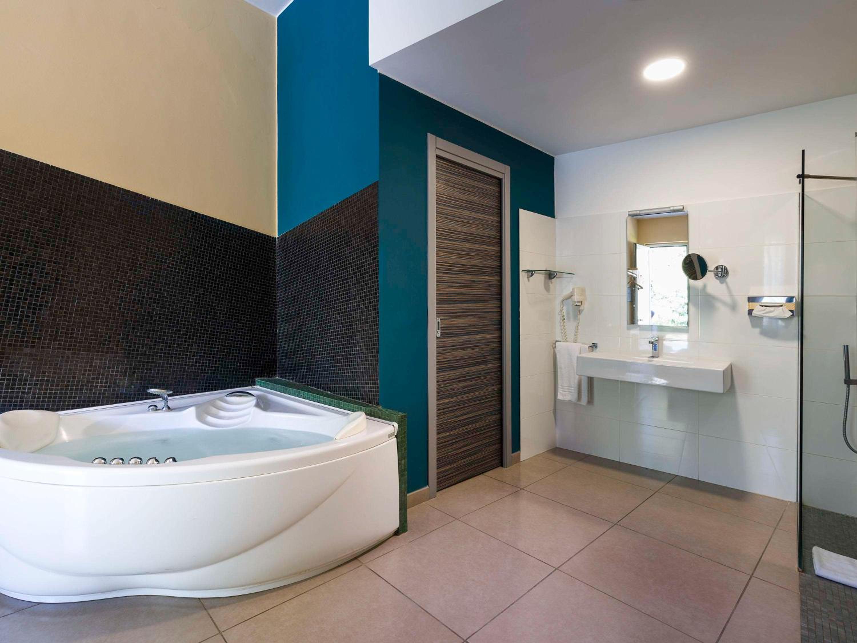 Superior Room with One King Bed, Spa Bath and View - Photo 9