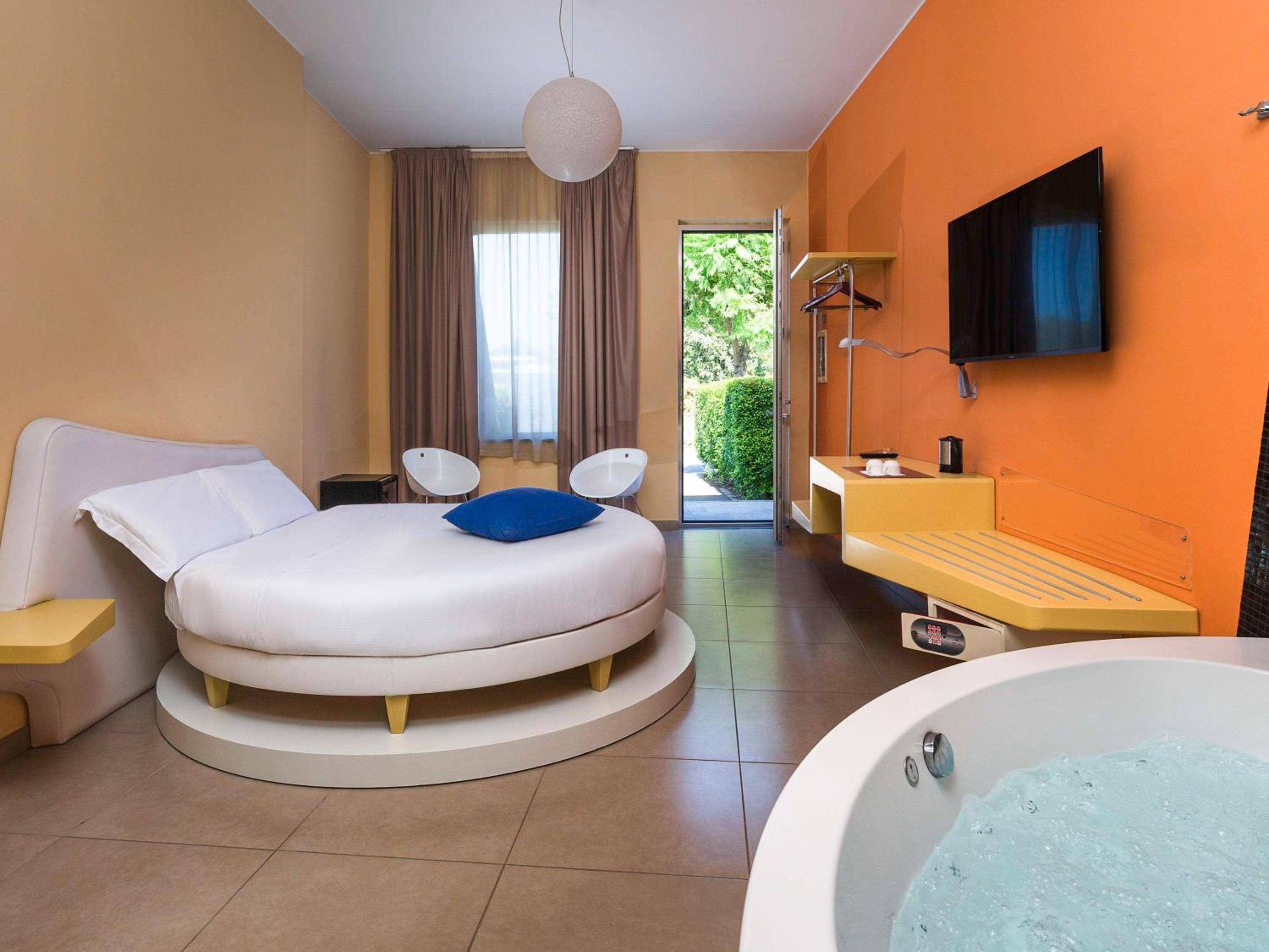 Superior Room with One King Bed, Spa Bath and View - Photo 7