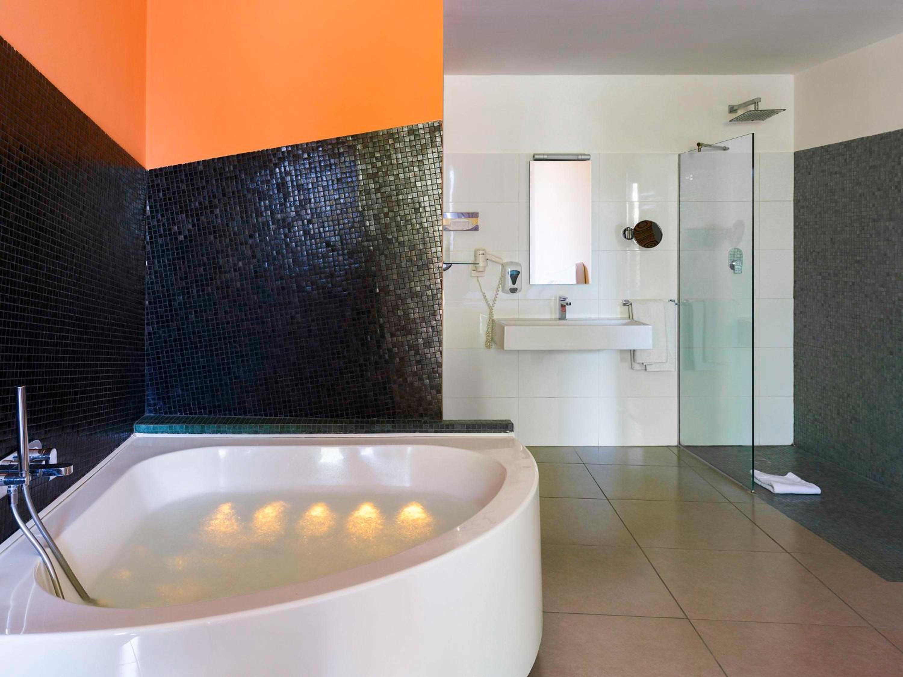Superior Room with One King Bed, Spa Bath and View - Photo 6