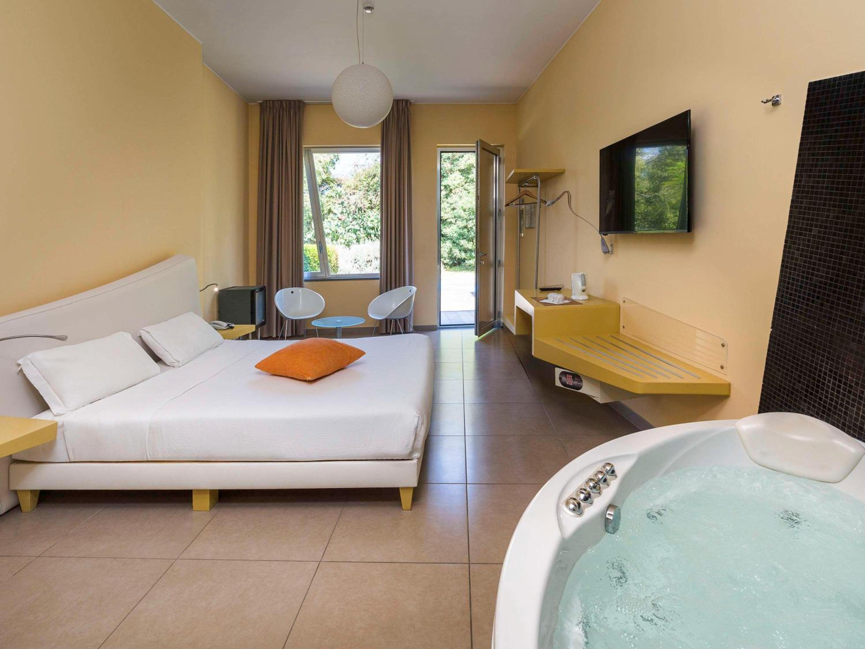 Superior Room with One King Bed, Spa Bath and View - Photo 3