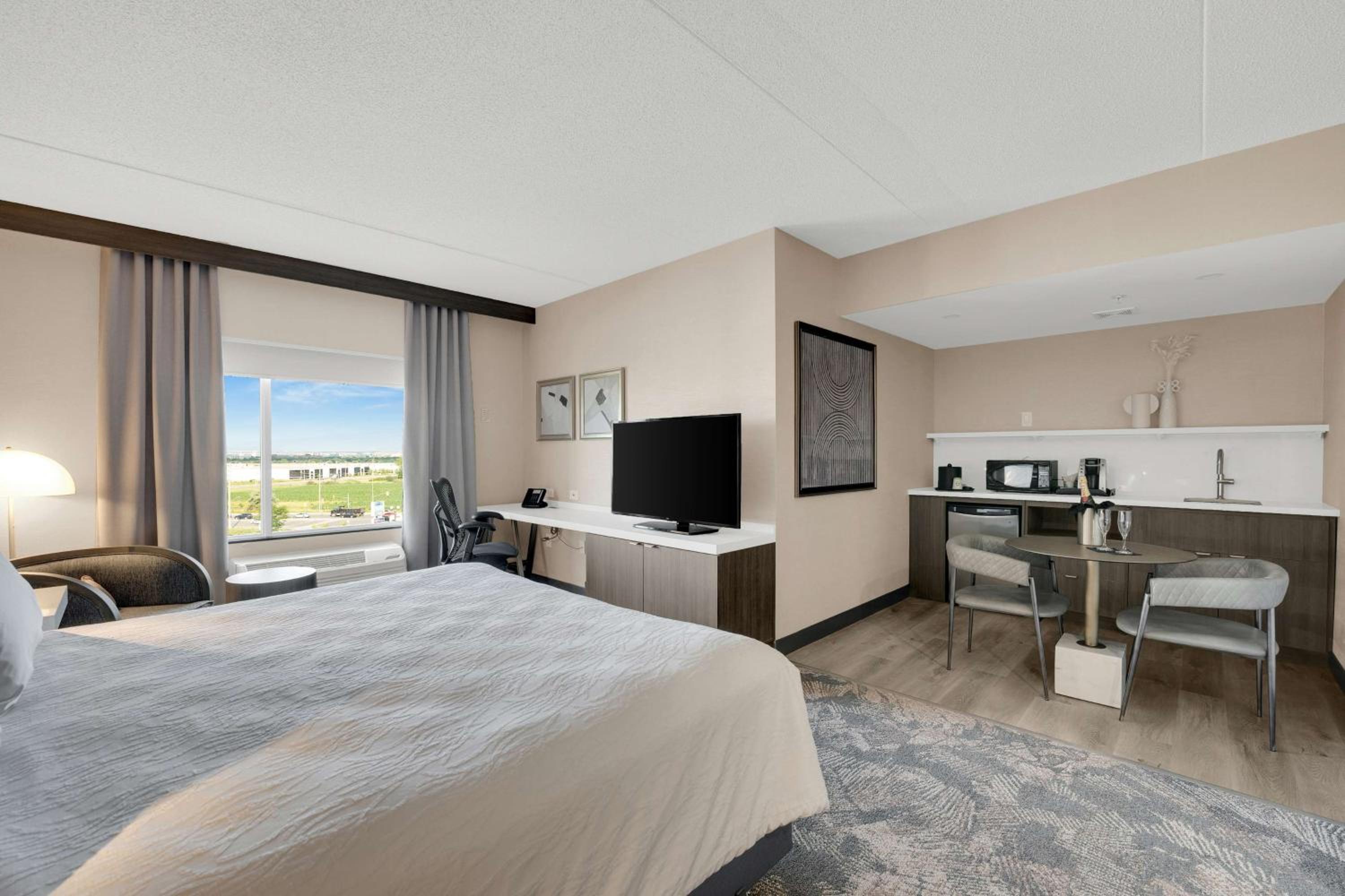 Deluxe King Room - Photo 1