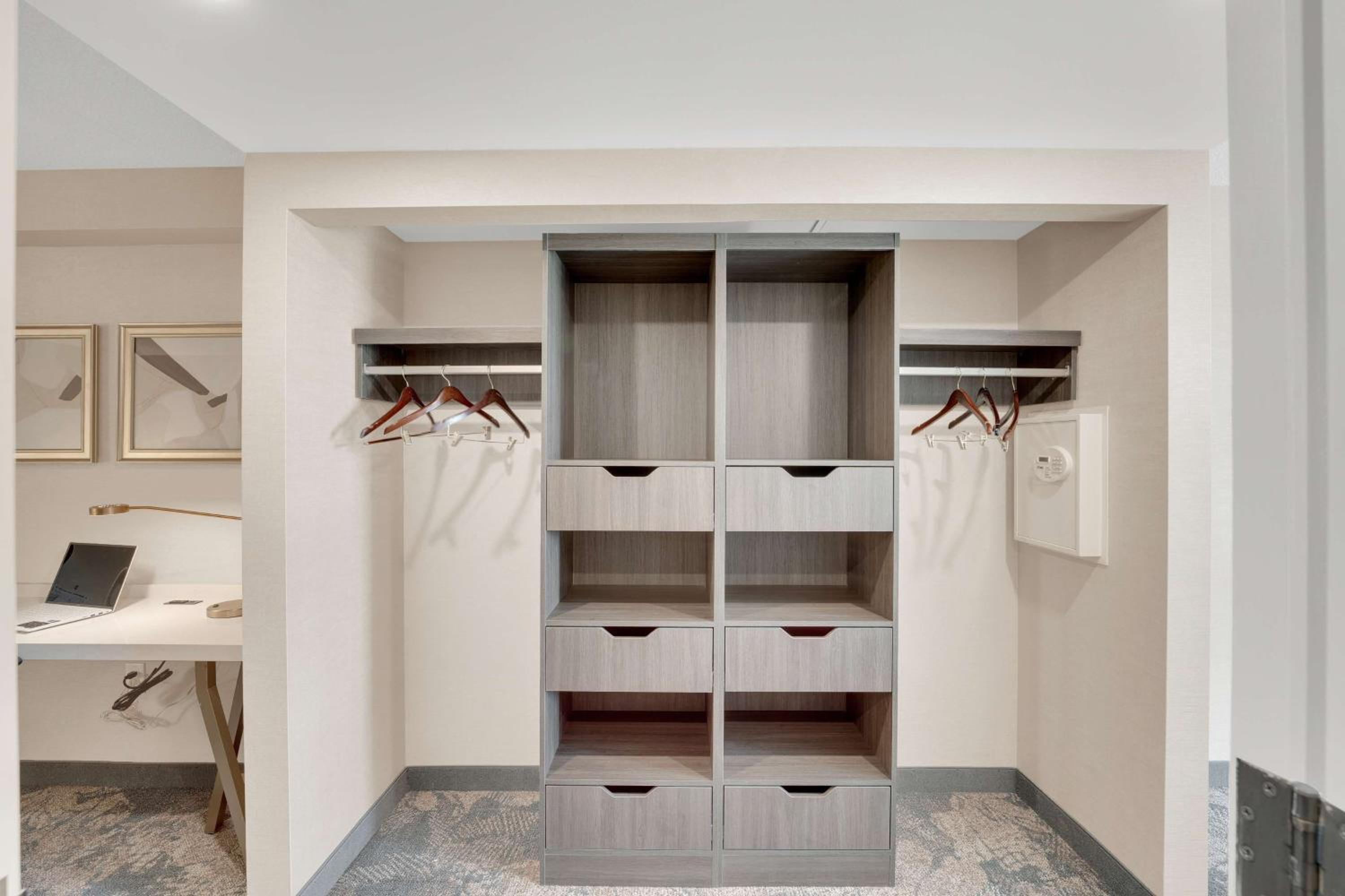 One-Bedroom King Suite - Photo 4