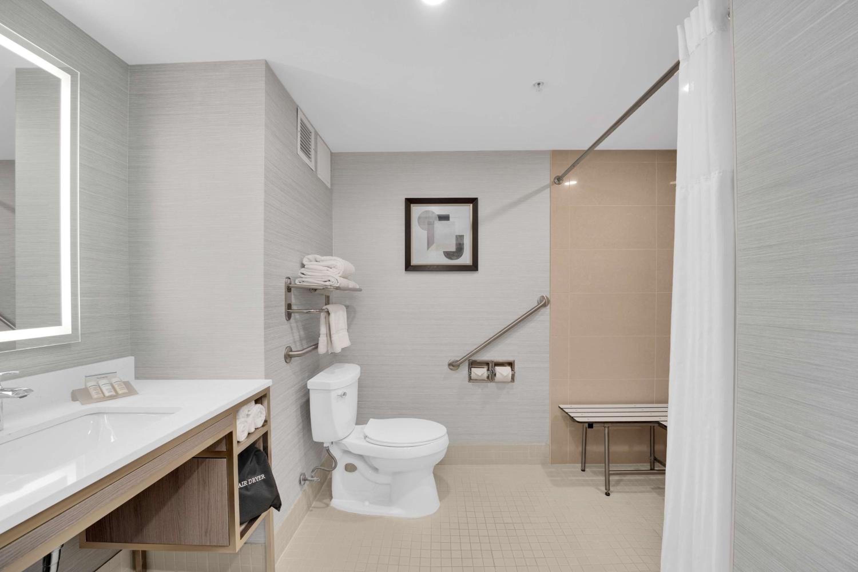 Evolution King Room - Disability Access - Photo 3