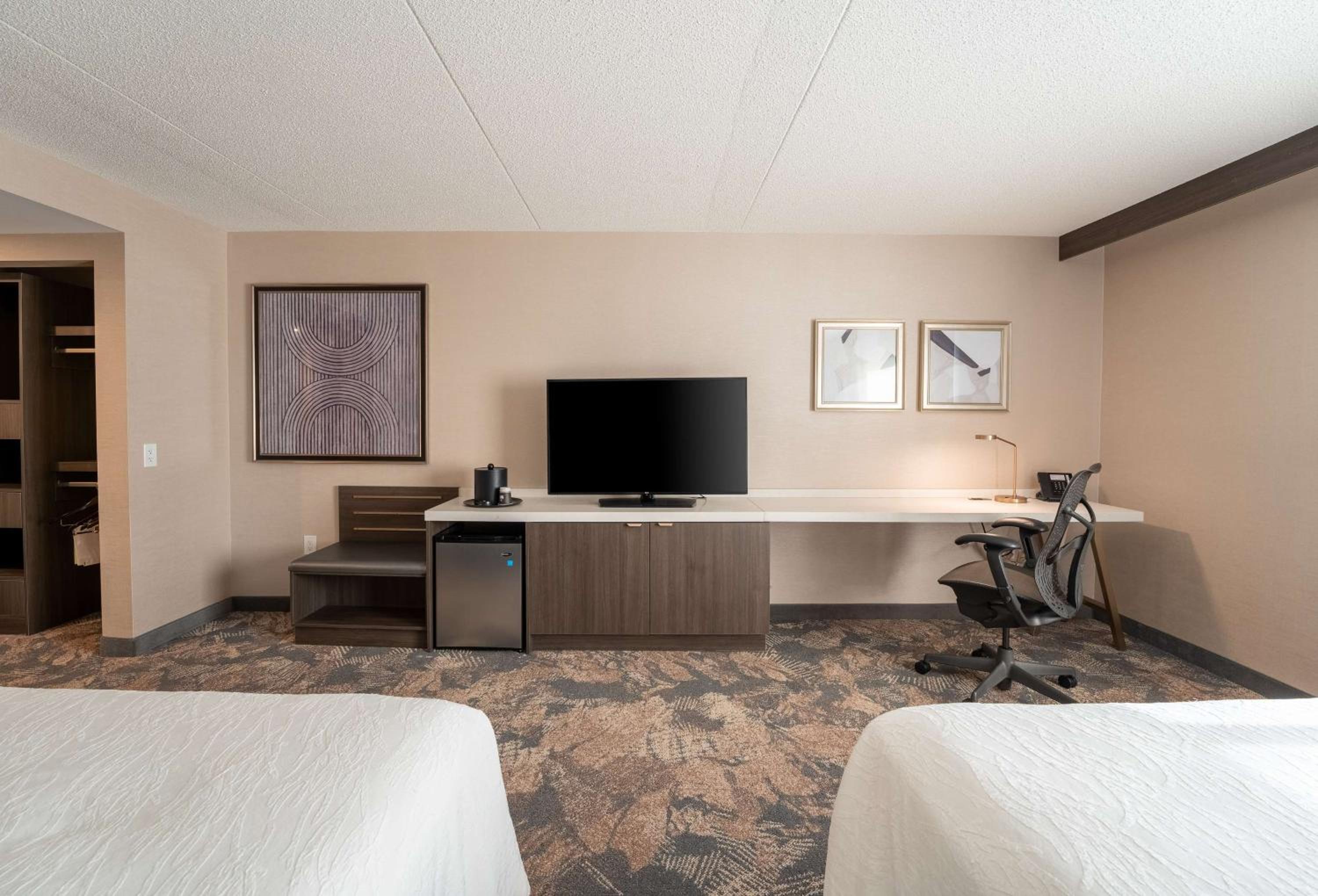 Queen Room with Two Queen Beds - Disability Access - Photo 2